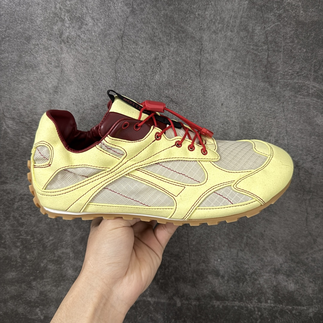 【莞产礼盒】Bottega Veneta葆蝶家 Orbit Flash BV王一博同款 麂皮 圆头抽绳平底 低帮德训鞋 男女款 原版购入开发 市面顶级纯原版本 麂皮＋透气织物拼接，质感高级，舒适度也很在线。玛丽珍鞋太多有意思的地方！ 经典 OrbitFlash的鞋型设计搭配简约抽绳设计，复古甜美又方便穿脱；贴合脚型还能修饰脚型，显秀气！ ▪️面料 ： 原版定制进口牛皮+网面 ▪️内里 ： 进口透气网里 ▪️鞋底 ： 原版开模防滑TPU材质 ▪️底厚 ：2.5CM ▪️尺码： 35 36 37 38 39 40 41 42 43 44-选品中心