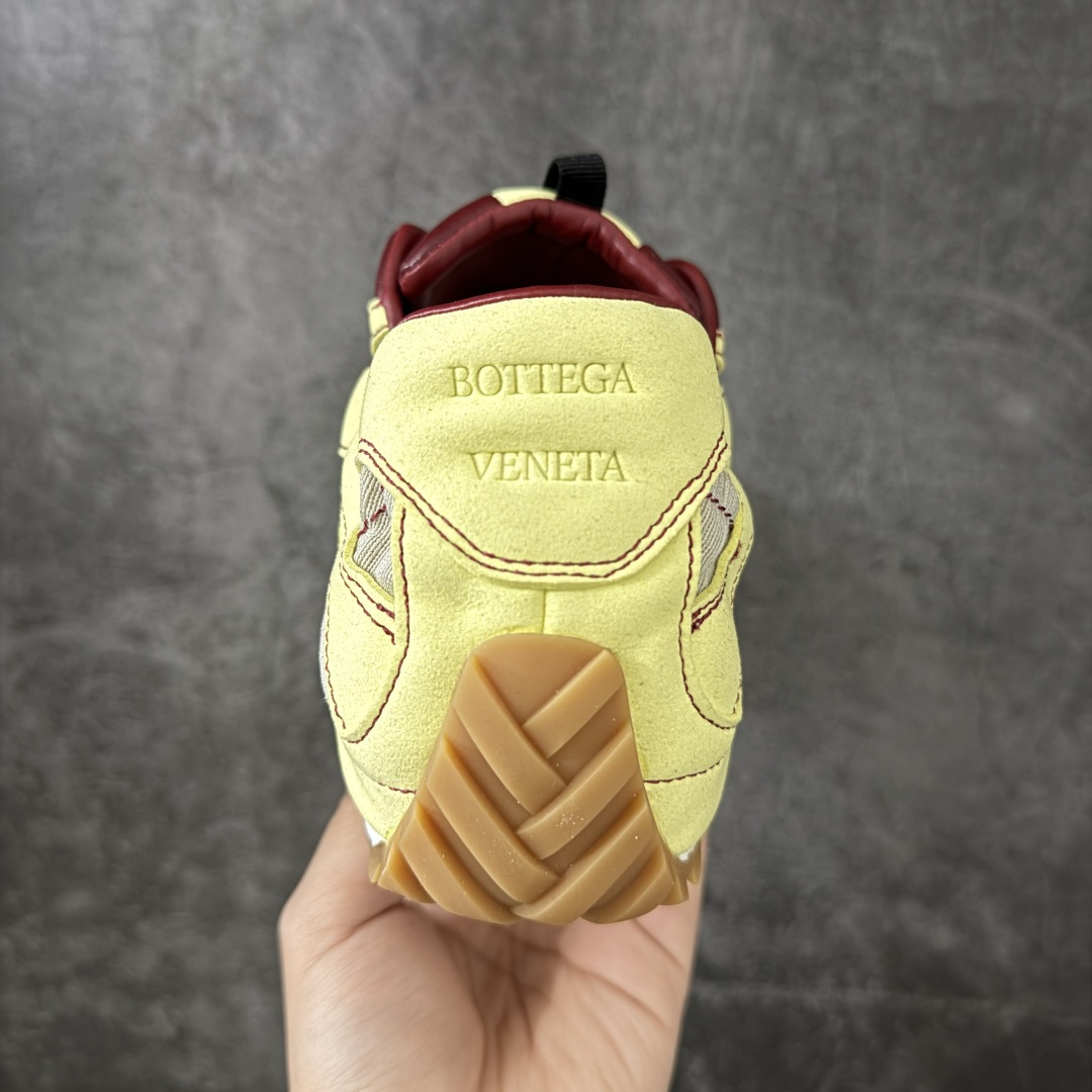 图片[4]-【莞产礼盒】Bottega Veneta葆蝶家 Orbit Flash BV王一博同款 麂皮 圆头抽绳平底 低帮德训鞋 男女款 原版购入开发 市面顶级纯原版本 麂皮＋透气织物拼接，质感高级，舒适度也很在线。玛丽珍鞋太多有意思的地方！ 经典 OrbitFlash的鞋型设计搭配简约抽绳设计，复古甜美又方便穿脱；贴合脚型还能修饰脚型，显秀气！ ▪️面料 ： 原版定制进口牛皮+网面 ▪️内里 ： 进口透气网里 ▪️鞋底 ： 原版开模防滑TPU材质 ▪️底厚 ：2.5CM ▪️尺码： 35 36 37 38 39 40 41 42 43 44-选品中心