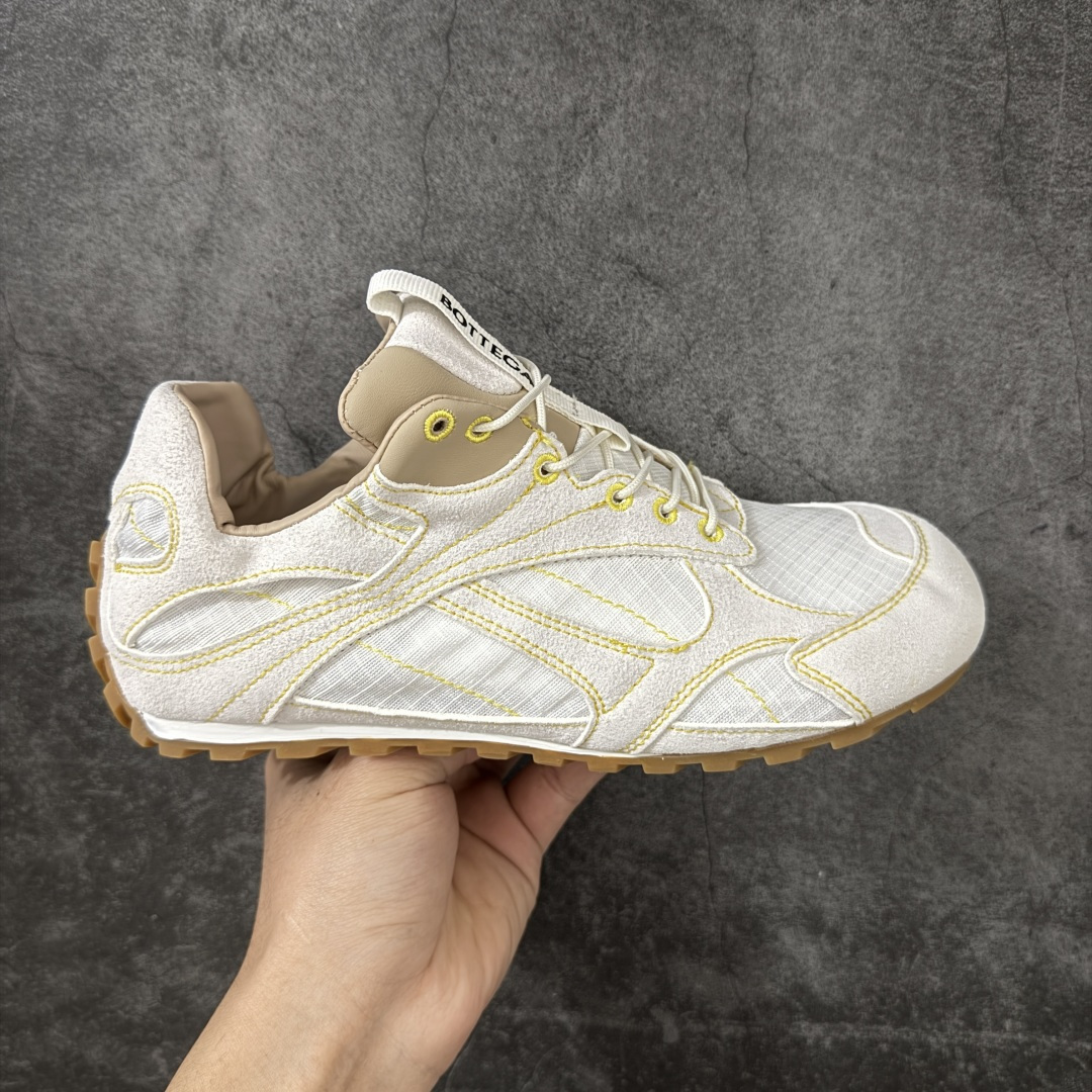 【莞产礼盒】Bottega Veneta葆蝶家 Orbit Flash BV王一博同款 麂皮 圆头抽绳平底 低帮德训鞋 男女款 原版购入开发 市面顶级纯原版本 麂皮＋透气织物拼接，质感高级，舒适度也很在线。玛丽珍鞋太多有意思的地方！ 经典 OrbitFlash的鞋型设计搭配简约抽绳设计，复古甜美又方便穿脱；贴合脚型还能修饰脚型，显秀气！ ▪️面料 ： 原版定制进口牛皮+网面 ▪️内里 ： 进口透气网里 ▪️鞋底 ： 原版开模防滑TPU材质 ▪️底厚 ：2.5CM ▪️尺码： 35 36 37 38 39 40 41 42 43 44-选品中心