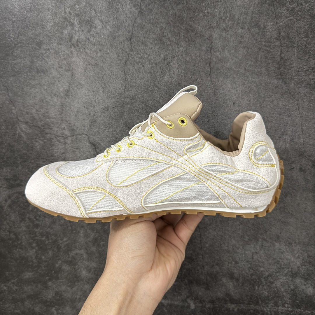 图片[2]-【莞产礼盒】Bottega Veneta葆蝶家 Orbit Flash BV王一博同款 麂皮 圆头抽绳平底 低帮德训鞋 男女款 原版购入开发 市面顶级纯原版本 麂皮＋透气织物拼接，质感高级，舒适度也很在线。玛丽珍鞋太多有意思的地方！ 经典 OrbitFlash的鞋型设计搭配简约抽绳设计，复古甜美又方便穿脱；贴合脚型还能修饰脚型，显秀气！ ▪️面料 ： 原版定制进口牛皮+网面 ▪️内里 ： 进口透气网里 ▪️鞋底 ： 原版开模防滑TPU材质 ▪️底厚 ：2.5CM ▪️尺码： 35 36 37 38 39 40 41 42 43 44-选品中心