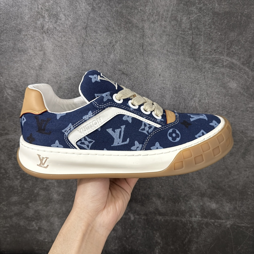 【YS纯原】广奢高端货--唯一正确版本 LOUIS VUITTON Tilted 系列｜2026 早春全新上架 黑皮白底 LV 路易威登 Tilted Low Sneakers 倾斜系列低帮复古休闲运动板鞋 男鞋｜广东原产｜市售顶级版本 ✦ 升级原楦型开发纸版，鞋型更立体更正 ✦ Monogram 丹宁布鞋面，质感高级耐看 ✦ 鞋垫嵌入EVA软脚感物料，回弹舒适 ✦ 后跟耐弯折滴塑支撑片，稳定不塌 ✦ 全新开发TPR光泽组合隔色鞋底 ✦ LV组合 TPU 生胶底结构，行走稳、耐磨强 ✦ 原版购入开发 ✦ 厚实抽屉式礼品鞋盒 ✦ 原装包装说明书＋防尘布袋 ✦ 附送官方快递加固牛皮纸外盒 法国巴黎百年奢侈品牌 LOUIS VUITTON 路易威登 尺码：36-45-选品中心