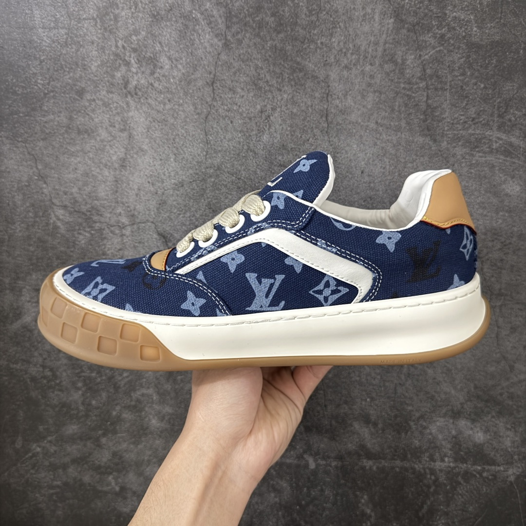 图片[2]-【YS纯原】广奢高端货–唯一正确版本 LOUIS VUITTON Tilted 系列｜2026 早春全新上架 黑皮白底 LV 路易威登 Tilted Low Sneakers 倾斜系列低帮复古休闲运动板鞋 男鞋｜广东原产｜市售顶级版本 ✦ 升级原楦型开发纸版，鞋型更立体更正 ✦ Monogram 丹宁布鞋面，质感高级耐看 ✦ 鞋垫嵌入EVA软脚感物料，回弹舒适 ✦ 后跟耐弯折滴塑支撑片，稳定不塌 ✦ 全新开发TPR光泽组合隔色鞋底 ✦ LV组合 TPU 生胶底结构，行走稳、耐磨强 ✦ 原版购入开发 ✦ 厚实抽屉式礼品鞋盒 ✦ 原装包装说明书＋防尘布袋 ✦ 附送官方快递加固牛皮纸外盒 法国巴黎百年奢侈品牌 LOUIS VUITTON 路易威登 尺码：36-45-选品中心