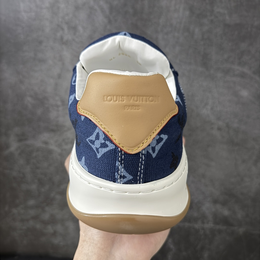 图片[4]-【YS纯原】广奢高端货–唯一正确版本 LOUIS VUITTON Tilted 系列｜2026 早春全新上架 黑皮白底 LV 路易威登 Tilted Low Sneakers 倾斜系列低帮复古休闲运动板鞋 男鞋｜广东原产｜市售顶级版本 ✦ 升级原楦型开发纸版，鞋型更立体更正 ✦ Monogram 丹宁布鞋面，质感高级耐看 ✦ 鞋垫嵌入EVA软脚感物料，回弹舒适 ✦ 后跟耐弯折滴塑支撑片，稳定不塌 ✦ 全新开发TPR光泽组合隔色鞋底 ✦ LV组合 TPU 生胶底结构，行走稳、耐磨强 ✦ 原版购入开发 ✦ 厚实抽屉式礼品鞋盒 ✦ 原装包装说明书＋防尘布袋 ✦ 附送官方快递加固牛皮纸外盒 法国巴黎百年奢侈品牌 LOUIS VUITTON 路易威登 尺码：36-45-选品中心