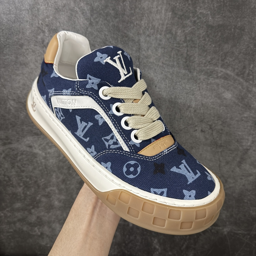 图片[3]-【YS纯原】广奢高端货–唯一正确版本 LOUIS VUITTON Tilted 系列｜2026 早春全新上架 黑皮白底 LV 路易威登 Tilted Low Sneakers 倾斜系列低帮复古休闲运动板鞋 男鞋｜广东原产｜市售顶级版本 ✦ 升级原楦型开发纸版，鞋型更立体更正 ✦ Monogram 丹宁布鞋面，质感高级耐看 ✦ 鞋垫嵌入EVA软脚感物料，回弹舒适 ✦ 后跟耐弯折滴塑支撑片，稳定不塌 ✦ 全新开发TPR光泽组合隔色鞋底 ✦ LV组合 TPU 生胶底结构，行走稳、耐磨强 ✦ 原版购入开发 ✦ 厚实抽屉式礼品鞋盒 ✦ 原装包装说明书＋防尘布袋 ✦ 附送官方快递加固牛皮纸外盒 法国巴黎百年奢侈品牌 LOUIS VUITTON 路易威登 尺码：36-45-选品中心
