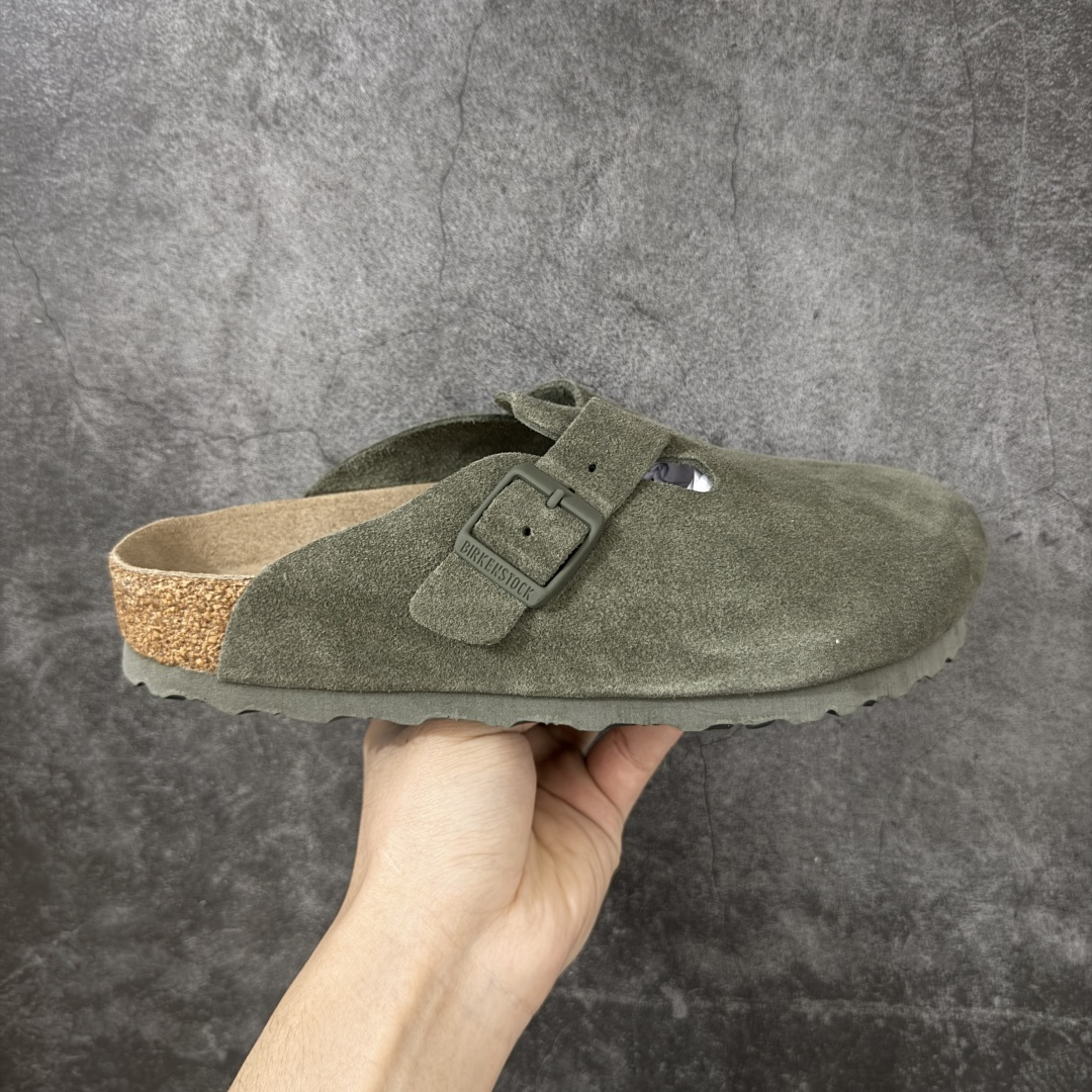 【H版纯原】 Birkenstock Boston 博肯/勃肯 系列上架 牛皮绒面革平底复古软木休闲鞋 配色：橄榄绿 1009543 真正软木塞大底 品质细节领先市场版本 原产品质 采用质地柔软进口牛皮绒面革 无刺鼻异味 中底搭载缓震软木橡胶 进口头层牛皮 原版开模/版型/材质/细节遵循ZP工艺！ 市售顶级不吹文案 尺码：35-45-选品中心