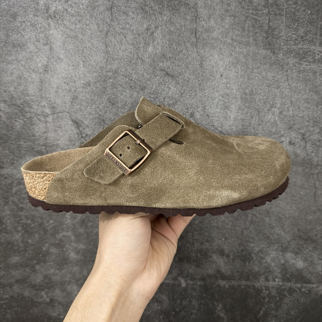 【H版纯原】 Birkenstock Boston 博肯/勃肯 系列上架 牛皮绒面革平底复古软木休闲鞋 配色：羚羊棕 1009543 真正软木塞大底 品质细节领先市场版本 原产品质 采用质地柔软进口牛皮绒面革 无刺鼻异味 中底搭载缓震软木橡胶 进口头层牛皮 原版开模/版型/材质/细节遵循ZP工艺！ 市售顶级不吹文案 尺码：35-45-选品中心