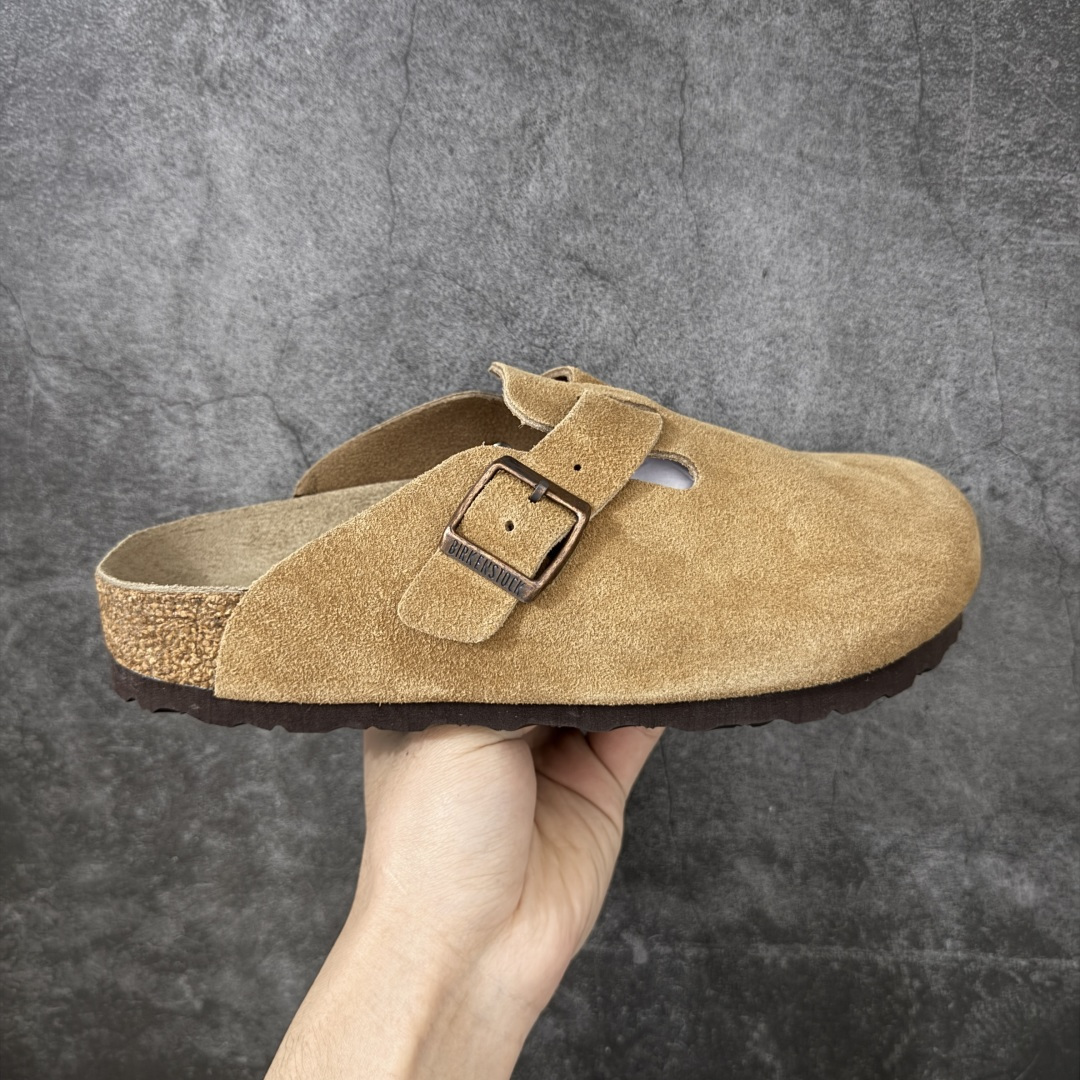 【H版纯原】 Birkenstock Boston 博肯/勃肯 系列上架 牛皮绒面革平底复古软木休闲鞋 配色：栗色 1009543 真正软木塞大底 品质细节领先市场版本 原产品质 采用质地柔软进口牛皮绒面革 无刺鼻异味 中底搭载缓震软木橡胶 进口头层牛皮 原版开模/版型/材质/细节遵循ZP工艺！ 市售顶级不吹文案 尺码：35-45-选品中心