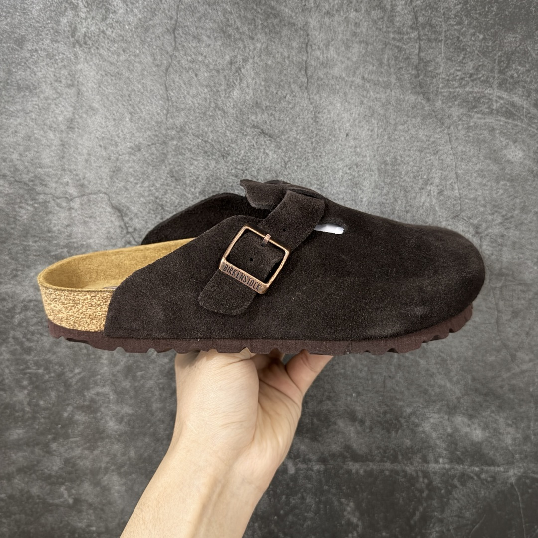 【H版纯原】 Birkenstock Boston 博肯/勃肯 系列上架 牛皮绒面革平底复古软木休闲鞋 配色：巧色 1009543 真正软木塞大底 品质细节领先市场版本 原产品质 采用质地柔软进口牛皮绒面革 无刺鼻异味 中底搭载缓震软木橡胶 进口头层牛皮 原版开模/版型/材质/细节遵循ZP工艺！ 市售顶级不吹文案 尺码：35-45-选品中心
