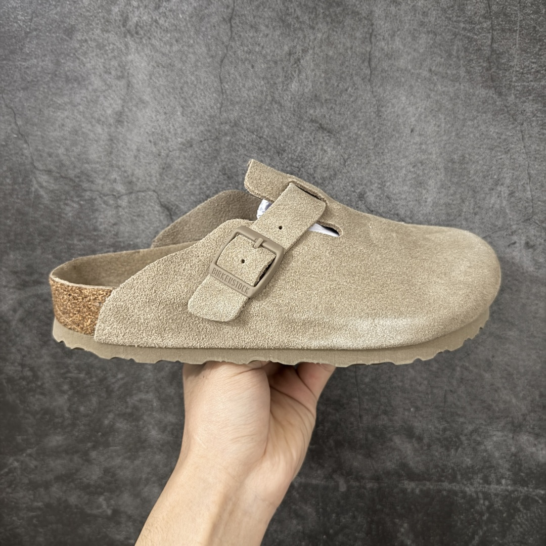 【H版纯原】 Birkenstock Boston 博肯/勃肯 系列上架 牛皮绒面革平底复古软木休闲鞋 配色：新沙色 1009543 真正软木塞大底 品质细节领先市场版本 原产品质 采用质地柔软进口牛皮绒面革 无刺鼻异味 中底搭载缓震软木橡胶 进口头层牛皮 原版开模/版型/材质/细节遵循ZP工艺！ 市售顶级不吹文案 尺码：35-45-选品中心