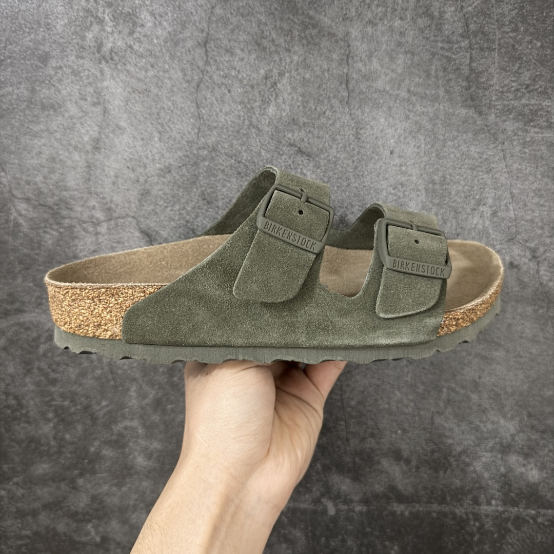 【H版纯原】 Birkenstock Boston 博肯/勃肯 系列上架 牛皮绒面革平底复古软木休闲鞋 二字拖鞋 配色：橄榄绿 1029790 真正软木塞大底 品质细节领先市场版本 原产品质 采用质地柔软进口牛皮绒面革 无刺鼻异味 中底搭载缓震软木橡胶 进口头层牛皮 原版开模/版型/材质/细节遵循ZP工艺！ 市售顶级不吹文案 尺码：35-45-选品中心