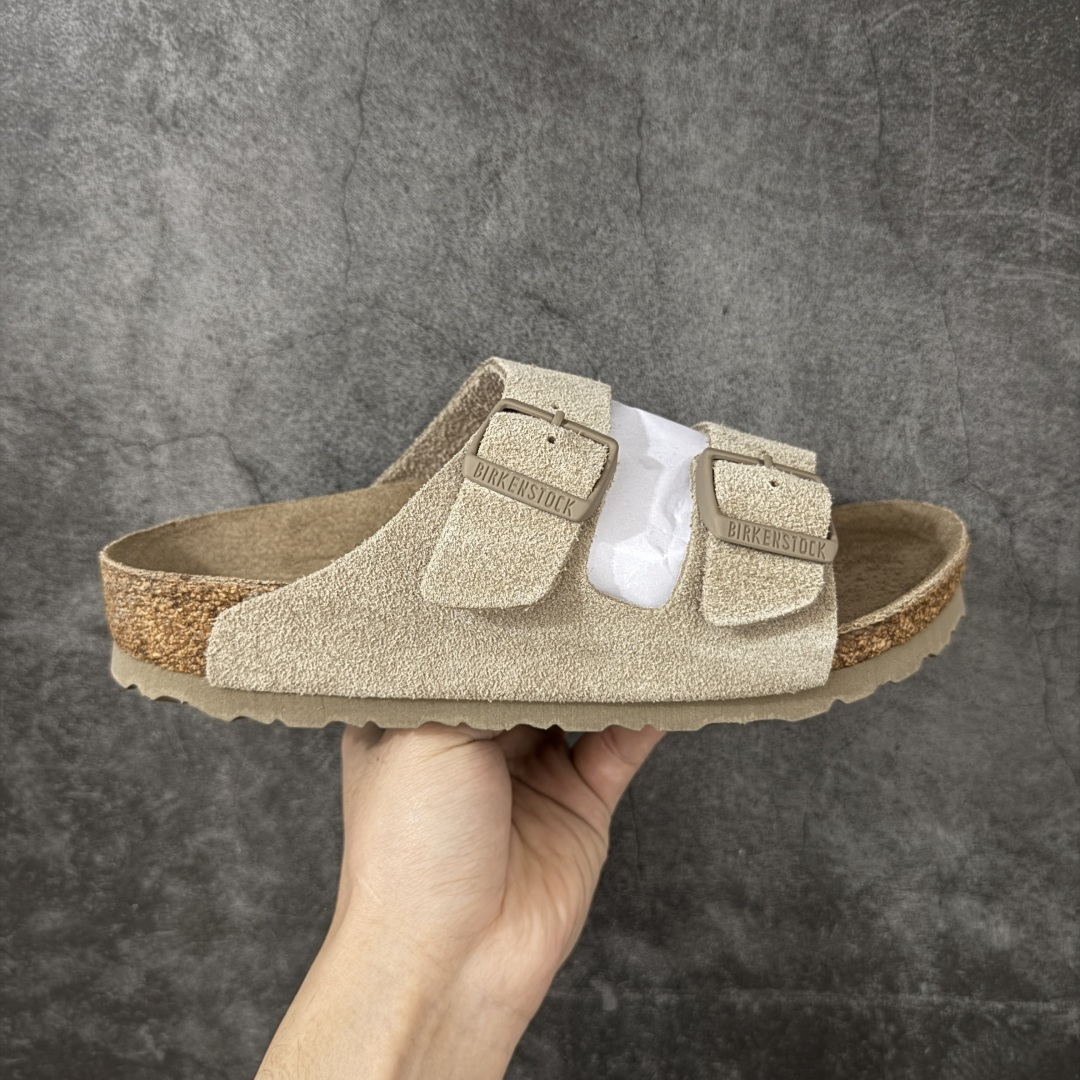 【H版纯原】 Birkenstock Boston 博肯/勃肯 系列上架 牛皮绒面革平底复古软木休闲鞋 二字拖鞋 配色：新沙色 1029790 真正软木塞大底 品质细节领先市场版本 原产品质 采用质地柔软进口牛皮绒面革 无刺鼻异味 中底搭载缓震软木橡胶 进口头层牛皮 原版开模/版型/材质/细节遵循ZP工艺！ 市售顶级不吹文案 尺码：35-45-选品中心