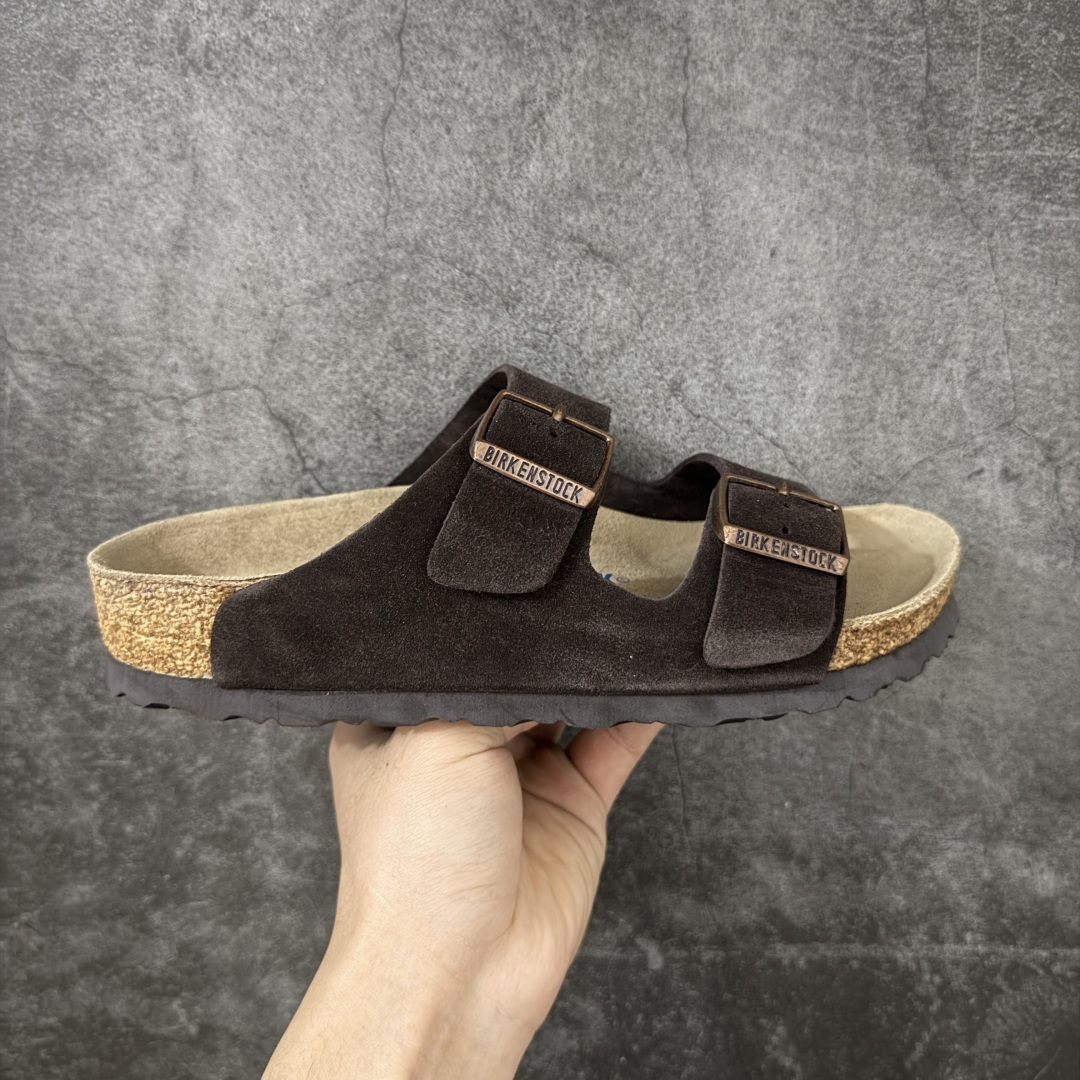 【H版纯原】 Birkenstock Boston 博肯/勃肯 系列上架 牛皮绒面革平底复古软木休闲鞋 二字拖鞋 配色：巧色 1029790 真正软木塞大底 品质细节领先市场版本 原产品质 采用质地柔软进口牛皮绒面革 无刺鼻异味 中底搭载缓震软木橡胶 进口头层牛皮 原版开模/版型/材质/细节遵循ZP工艺！ 市售顶级不吹文案 尺码：35-45-选品中心