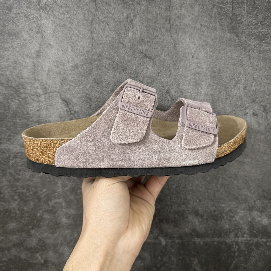 【H版纯原】 Birkenstock Boston 博肯/勃肯 系列上架 牛皮绒面革平底复古软木休闲鞋 二字拖鞋 配色：浅紫色 1029790 真正软木塞大底 品质细节领先市场版本 原产品质 采用质地柔软进口牛皮绒面革 无刺鼻异味 中底搭载缓震软木橡胶 进口头层牛皮 原版开模/版型/材质/细节遵循ZP工艺！ 市售顶级不吹文案 尺码：35-45-选品中心