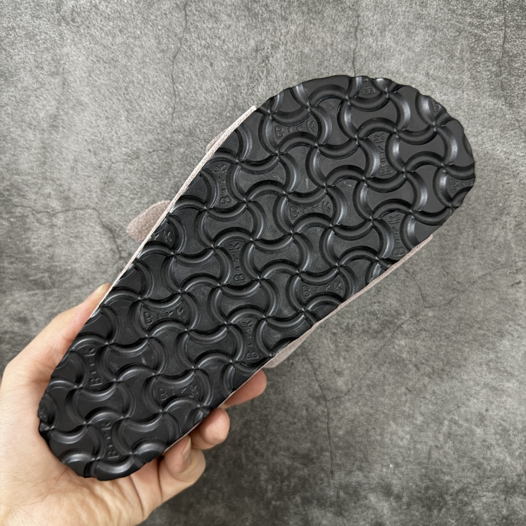 图片[9]-【H版纯原】 Birkenstock Boston 博肯/勃肯 系列上架 牛皮绒面革平底复古软木休闲鞋 二字拖鞋 配色：浅紫色 1029790 真正软木塞大底 品质细节领先市场版本 原产品质 采用质地柔软进口牛皮绒面革 无刺鼻异味 中底搭载缓震软木橡胶 进口头层牛皮 原版开模/版型/材质/细节遵循ZP工艺！ 市售顶级不吹文案 尺码：35-45-选品中心
