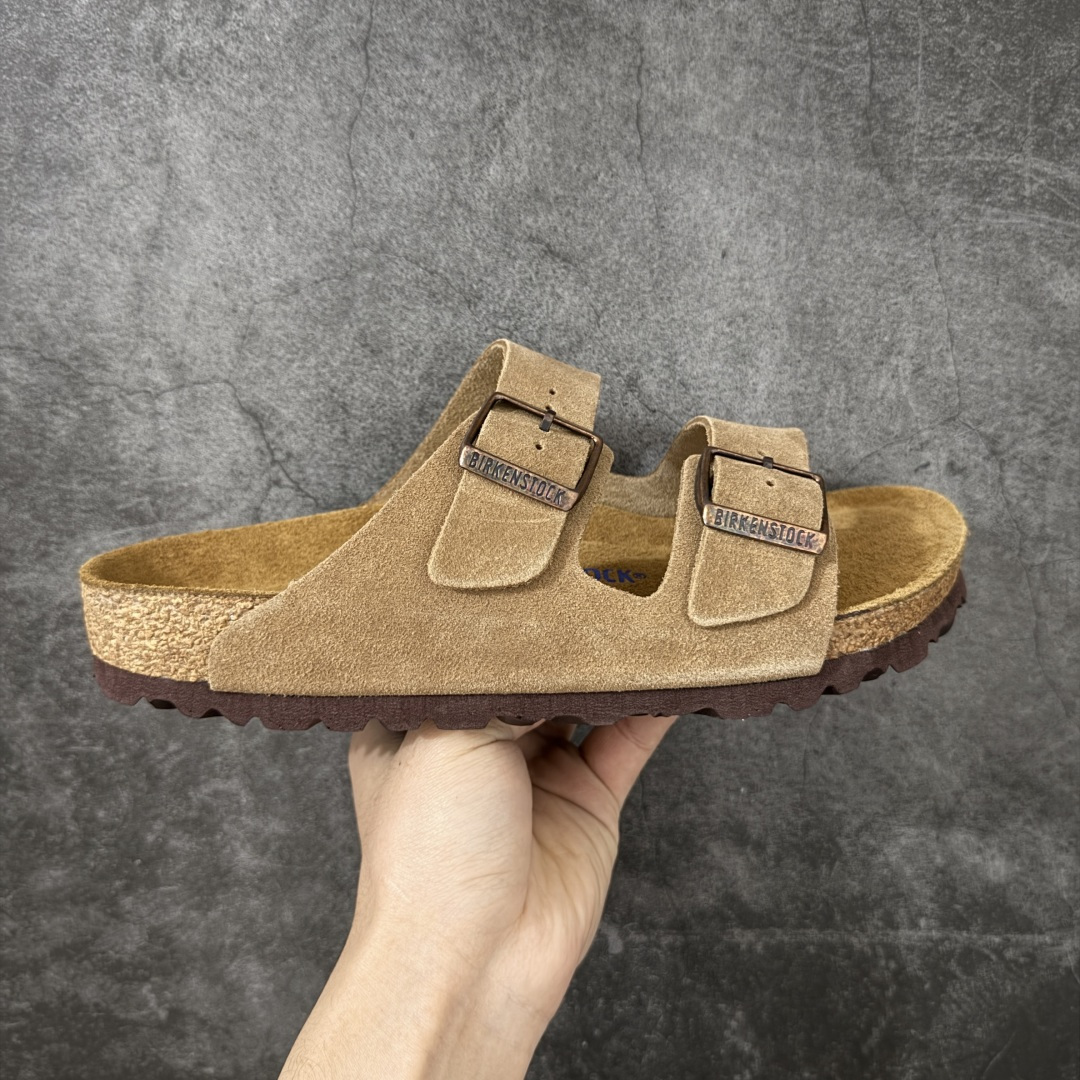 【H版纯原】 Birkenstock Boston 博肯/勃肯 系列上架 牛皮绒面革平底复古软木休闲鞋 二字拖鞋 配色：栗色 1029790 真正软木塞大底 品质细节领先市场版本 原产品质 采用质地柔软进口牛皮绒面革 无刺鼻异味 中底搭载缓震软木橡胶 进口头层牛皮 原版开模/版型/材质/细节遵循ZP工艺！ 市售顶级不吹文案 尺码：35-45-选品中心