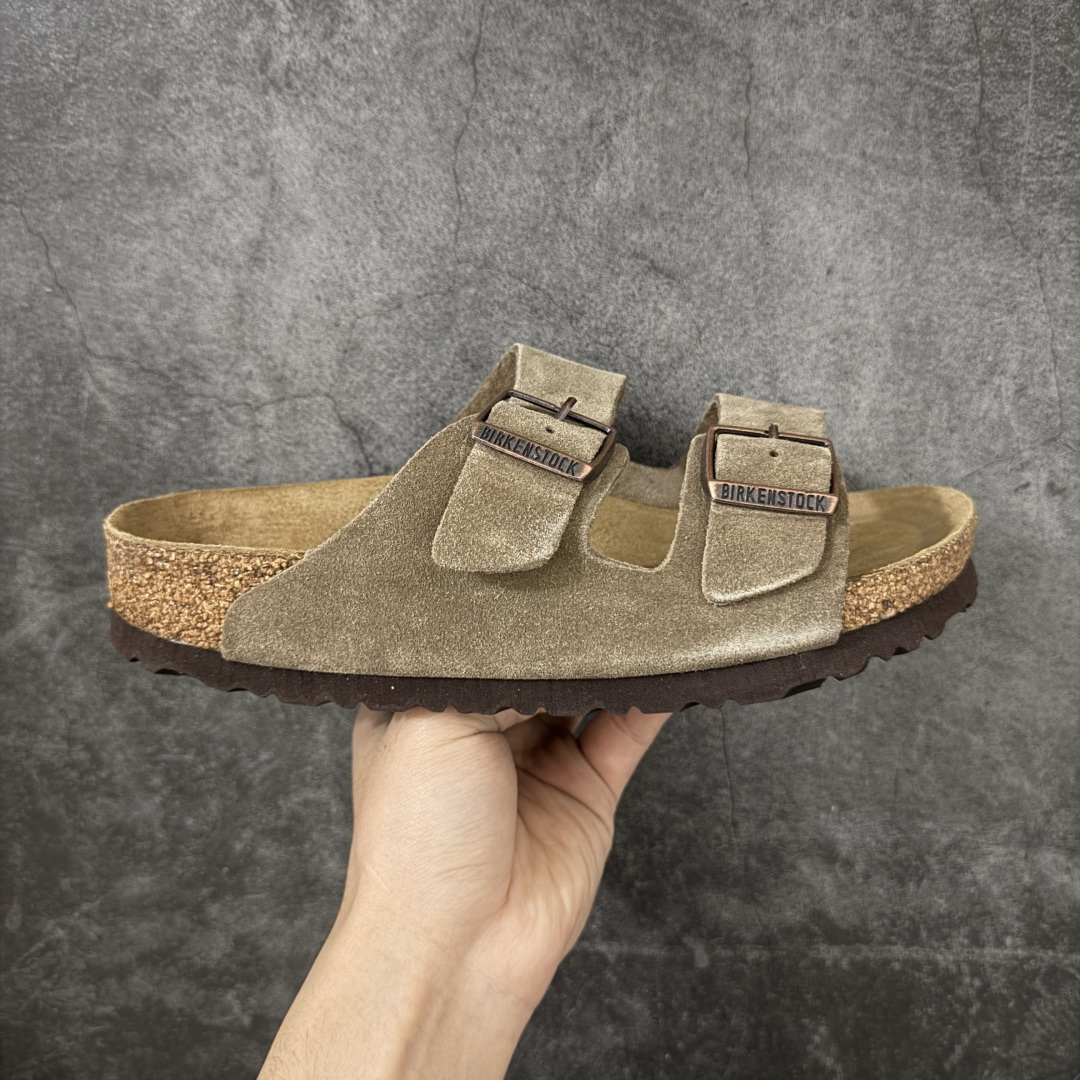 【H版纯原】 Birkenstock Boston 博肯/勃肯 系列上架 牛皮绒面革平底复古软木休闲鞋 二字拖鞋 配色：羚羊棕色 1029790 真正软木塞大底 品质细节领先市场版本 原产品质 采用质地柔软进口牛皮绒面革 无刺鼻异味 中底搭载缓震软木橡胶 进口头层牛皮 原版开模/版型/材质/细节遵循ZP工艺！ 市售顶级不吹文案 尺码：35-45-选品中心