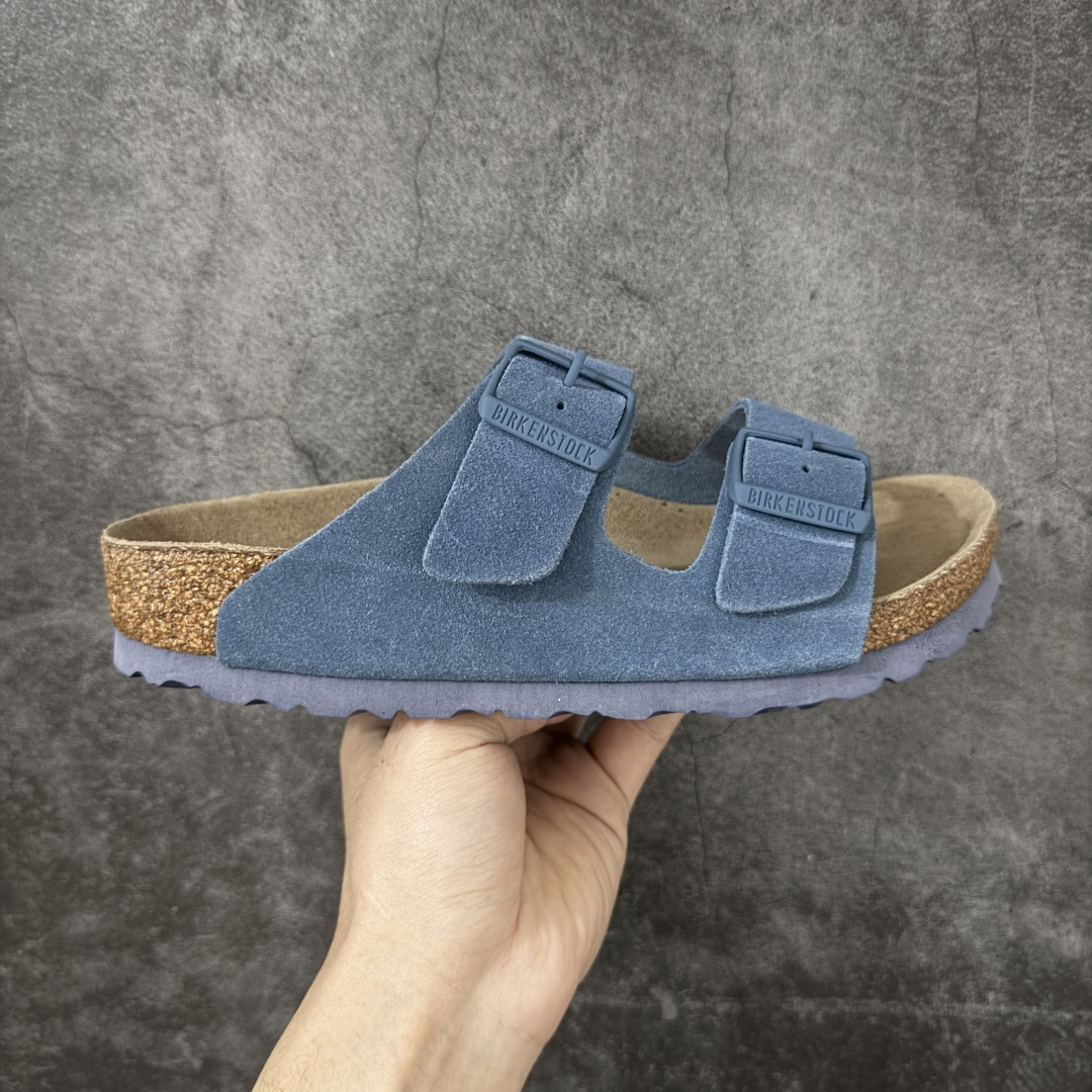 【H版纯原】 Birkenstock Boston 博肯/勃肯 系列上架 牛皮绒面革平底复古软木休闲鞋 二字拖鞋 配色：原力蓝 1029790 真正软木塞大底 品质细节领先市场版本 原产品质 采用质地柔软进口牛皮绒面革 无刺鼻异味 中底搭载缓震软木橡胶 进口头层牛皮 原版开模/版型/材质/细节遵循ZP工艺！ 市售顶级不吹文案 尺码：35-45-选品中心