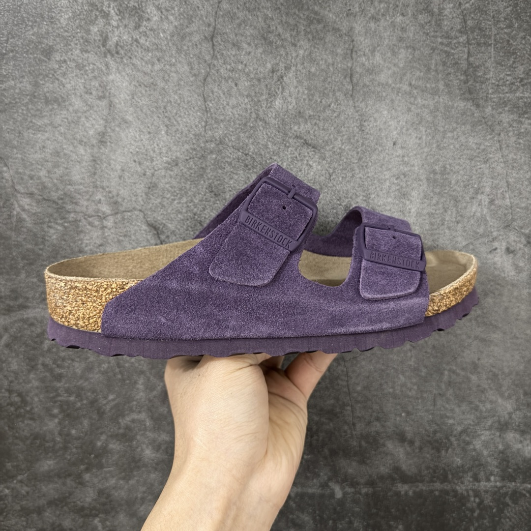 【H版纯原】 Birkenstock Boston 博肯/勃肯 系列上架 牛皮绒面革平底复古软木休闲鞋 二字拖鞋 配色：葡萄紫 1029790 真正软木塞大底 品质细节领先市场版本 原产品质 采用质地柔软进口牛皮绒面革 无刺鼻异味 中底搭载缓震软木橡胶 进口头层牛皮 原版开模/版型/材质/细节遵循ZP工艺！ 市售顶级不吹文案 尺码：35-45-选品中心