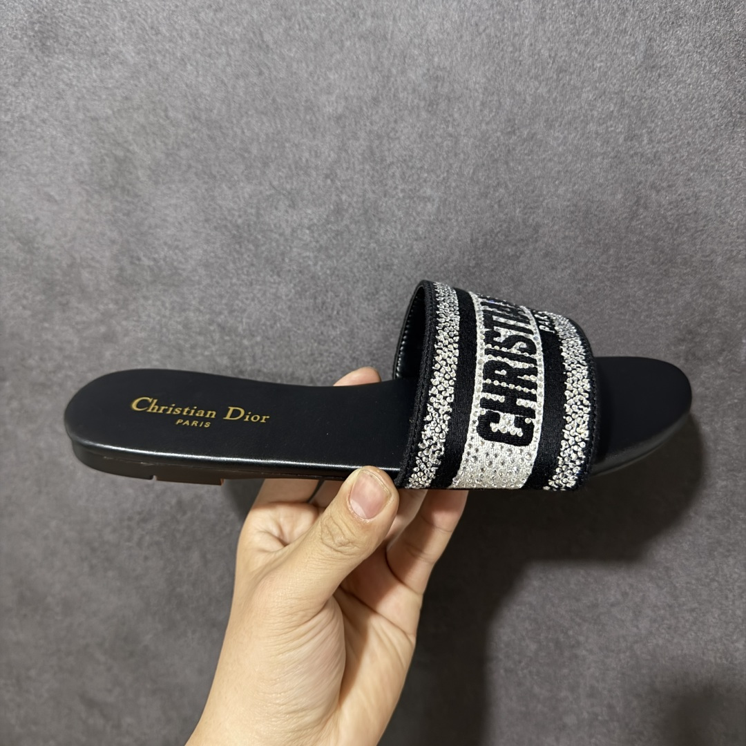 【公司级】Dior 专柜同步系列最新爆款拖鞋Dior 迪奥Dway系列女士平底复古 限量款 字母刺绣logo拖鞋露趾凉拖鞋 全新DIOR新款提花刺绣凉拖鞋 全新升级。 柜新色真皮磨砂大底 独家定制字母立体刺绣鞋面，鞋面采用双色“Christian Dior”棉质刺绣装饰，是一款彰显个性的单品。羊皮垫脚！鞋跟高 0.5 厘米，可轻松穿脱，适合在各种场合穿着。鞋底搭配浮雕星星，星星是 Christian Dior 的标志性符号。高密度电绣工艺强强联合，打造一些列经典演绎完美品质 夏天必备！上脚舒适百搭巨好看 类型：女鞋 货号： 尺码：35-40-选品中心