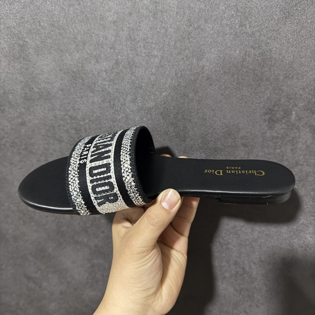 图片[2]-【公司级】Dior 专柜同步系列最新爆款拖鞋Dior 迪奥Dway系列女士平底复古 限量款 字母刺绣logo拖鞋露趾凉拖鞋 全新DIOR新款提花刺绣凉拖鞋 全新升级。 柜新色真皮磨砂大底 独家定制字母立体刺绣鞋面，鞋面采用双色“Christian Dior”棉质刺绣装饰，是一款彰显个性的单品。羊皮垫脚！鞋跟高 0.5 厘米，可轻松穿脱，适合在各种场合穿着。鞋底搭配浮雕星星，星星是 Christian Dior 的标志性符号。高密度电绣工艺强强联合，打造一些列经典演绎完美品质 夏天必备！上脚舒适百搭巨好看 类型：女鞋 货号： 尺码：35-40-选品中心