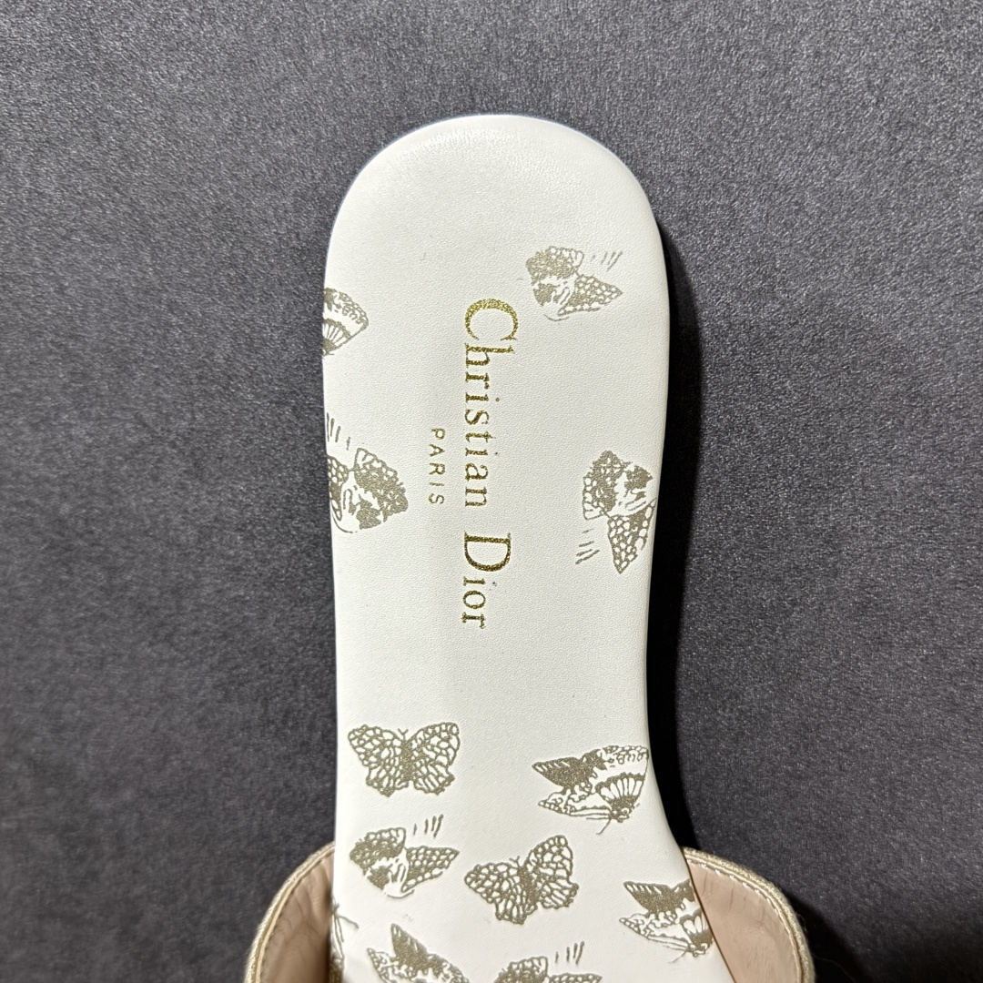 图片[5]-【公司级】Dior 专柜同步系列最新爆款拖鞋Dior 迪奥Dway系列女士平底复古 限量款 字母刺绣logo拖鞋露趾凉拖鞋 全新DIOR新款提花刺绣凉拖鞋 全新升级。 柜新色真皮磨砂大底 独家定制字母立体刺绣鞋面，鞋面采用双色“Christian Dior”棉质刺绣装饰，是一款彰显个性的单品。羊皮垫脚！鞋跟高 0.5 厘米，可轻松穿脱，适合在各种场合穿着。鞋底搭配浮雕星星，星星是 Christian Dior 的标志性符号。高密度电绣工艺强强联合，打造一些列经典演绎完美品质 夏天必备！上脚舒适百搭巨好看 类型：女鞋 货号： 尺码：35-40-选品中心