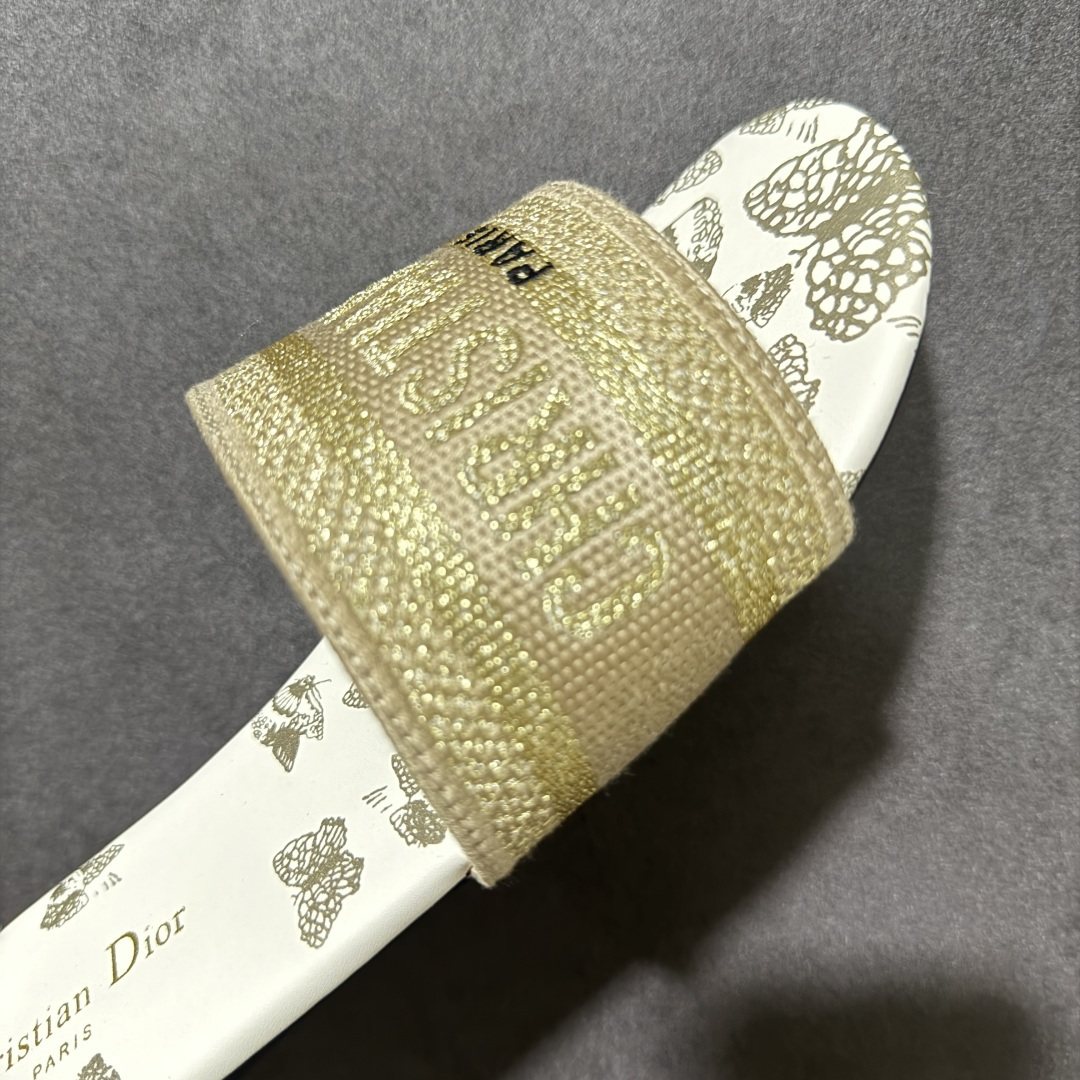 图片[6]-【公司级】Dior 专柜同步系列最新爆款拖鞋Dior 迪奥Dway系列女士平底复古 限量款 字母刺绣logo拖鞋露趾凉拖鞋 全新DIOR新款提花刺绣凉拖鞋 全新升级。 柜新色真皮磨砂大底 独家定制字母立体刺绣鞋面，鞋面采用双色“Christian Dior”棉质刺绣装饰，是一款彰显个性的单品。羊皮垫脚！鞋跟高 0.5 厘米，可轻松穿脱，适合在各种场合穿着。鞋底搭配浮雕星星，星星是 Christian Dior 的标志性符号。高密度电绣工艺强强联合，打造一些列经典演绎完美品质 夏天必备！上脚舒适百搭巨好看 类型：女鞋 货号： 尺码：35-40-选品中心