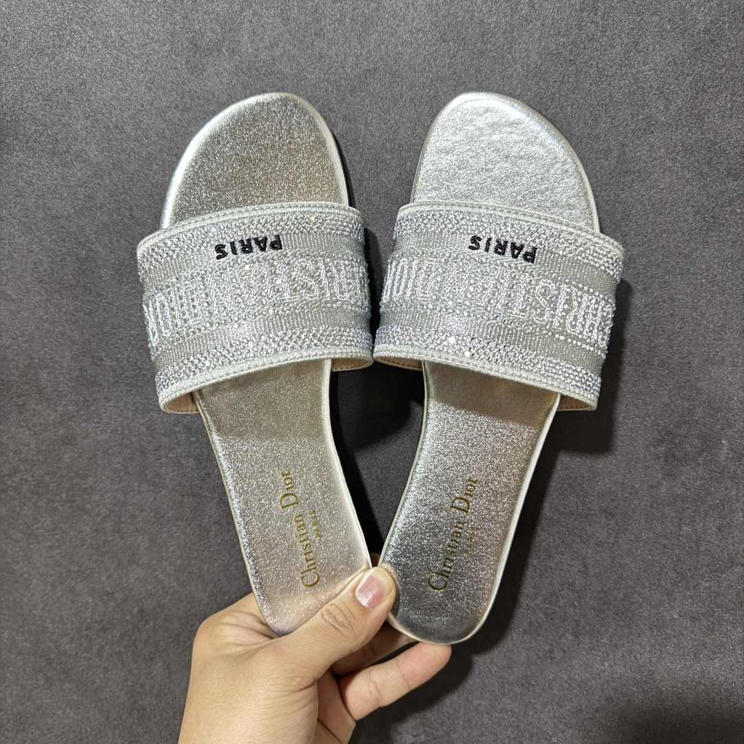 图片[9]-【公司级】Dior 专柜同步系列最新爆款拖鞋Dior 迪奥Dway系列女士平底复古 限量款 字母刺绣logo拖鞋露趾凉拖鞋 全新DIOR新款提花刺绣凉拖鞋 全新升级。 柜新色真皮磨砂大底 独家定制字母立体刺绣鞋面，鞋面采用双色“Christian Dior”棉质刺绣装饰，是一款彰显个性的单品。羊皮垫脚！鞋跟高 0.5 厘米，可轻松穿脱，适合在各种场合穿着。鞋底搭配浮雕星星，星星是 Christian Dior 的标志性符号。高密度电绣工艺强强联合，打造一些列经典演绎完美品质 夏天必备！上脚舒适百搭巨好看 类型：女鞋 货号： 尺码：35-40-选品中心