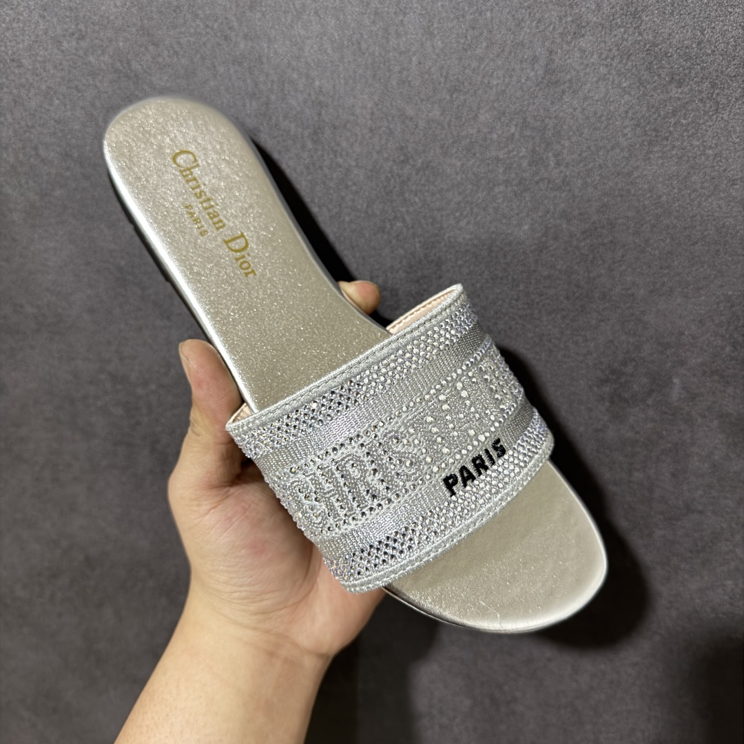 图片[3]-【公司级】Dior 专柜同步系列最新爆款拖鞋Dior 迪奥Dway系列女士平底复古 限量款 字母刺绣logo拖鞋露趾凉拖鞋 全新DIOR新款提花刺绣凉拖鞋 全新升级。 柜新色真皮磨砂大底 独家定制字母立体刺绣鞋面，鞋面采用双色“Christian Dior”棉质刺绣装饰，是一款彰显个性的单品。羊皮垫脚！鞋跟高 0.5 厘米，可轻松穿脱，适合在各种场合穿着。鞋底搭配浮雕星星，星星是 Christian Dior 的标志性符号。高密度电绣工艺强强联合，打造一些列经典演绎完美品质 夏天必备！上脚舒适百搭巨好看 类型：女鞋 货号： 尺码：35-40-选品中心