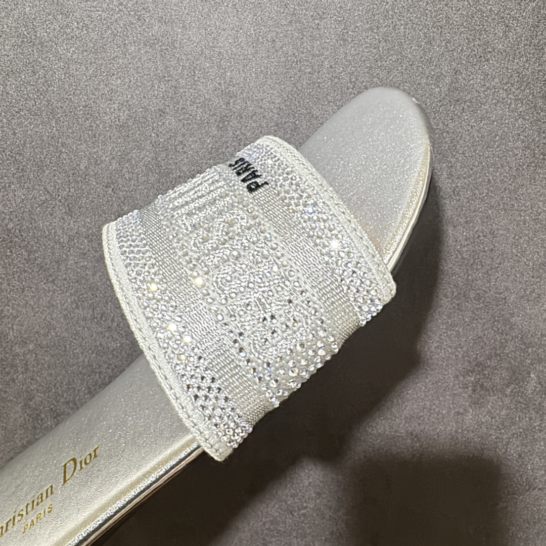 图片[4]-【公司级】Dior 专柜同步系列最新爆款拖鞋Dior 迪奥Dway系列女士平底复古 限量款 字母刺绣logo拖鞋露趾凉拖鞋 全新DIOR新款提花刺绣凉拖鞋 全新升级。 柜新色真皮磨砂大底 独家定制字母立体刺绣鞋面，鞋面采用双色“Christian Dior”棉质刺绣装饰，是一款彰显个性的单品。羊皮垫脚！鞋跟高 0.5 厘米，可轻松穿脱，适合在各种场合穿着。鞋底搭配浮雕星星，星星是 Christian Dior 的标志性符号。高密度电绣工艺强强联合，打造一些列经典演绎完美品质 夏天必备！上脚舒适百搭巨好看 类型：女鞋 货号： 尺码：35-40-选品中心