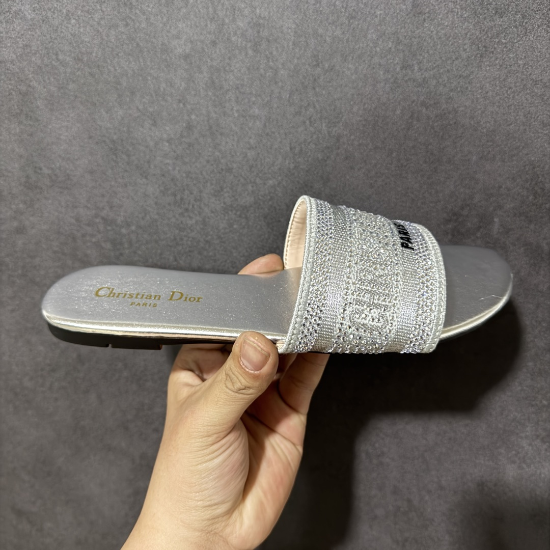 【公司级】Dior 专柜同步系列最新爆款拖鞋Dior 迪奥Dway系列女士平底复古 限量款 字母刺绣logo拖鞋露趾凉拖鞋 全新DIOR新款提花刺绣凉拖鞋 全新升级。 柜新色真皮磨砂大底 独家定制字母立体刺绣鞋面，鞋面采用双色“Christian Dior”棉质刺绣装饰，是一款彰显个性的单品。羊皮垫脚！鞋跟高 0.5 厘米，可轻松穿脱，适合在各种场合穿着。鞋底搭配浮雕星星，星星是 Christian Dior 的标志性符号。高密度电绣工艺强强联合，打造一些列经典演绎完美品质 夏天必备！上脚舒适百搭巨好看 类型：女鞋 货号： 尺码：35-40-选品中心