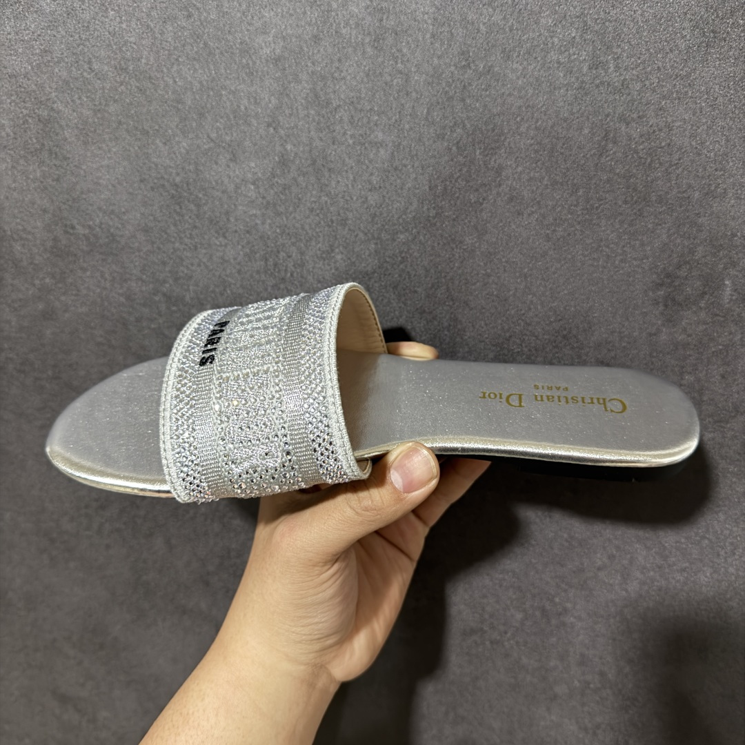 图片[2]-【公司级】Dior 专柜同步系列最新爆款拖鞋Dior 迪奥Dway系列女士平底复古 限量款 字母刺绣logo拖鞋露趾凉拖鞋 全新DIOR新款提花刺绣凉拖鞋 全新升级。 柜新色真皮磨砂大底 独家定制字母立体刺绣鞋面，鞋面采用双色“Christian Dior”棉质刺绣装饰，是一款彰显个性的单品。羊皮垫脚！鞋跟高 0.5 厘米，可轻松穿脱，适合在各种场合穿着。鞋底搭配浮雕星星，星星是 Christian Dior 的标志性符号。高密度电绣工艺强强联合，打造一些列经典演绎完美品质 夏天必备！上脚舒适百搭巨好看 类型：女鞋 货号： 尺码：35-40-选品中心