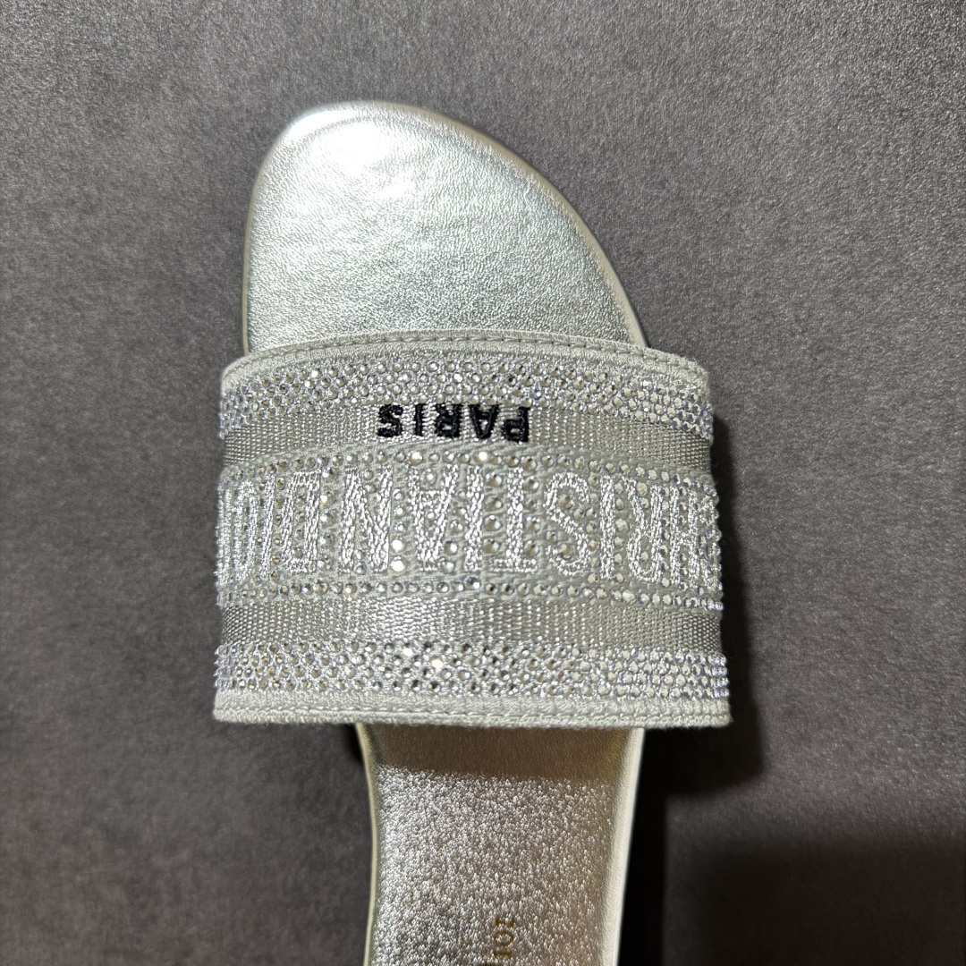 图片[6]-【公司级】Dior 专柜同步系列最新爆款拖鞋Dior 迪奥Dway系列女士平底复古 限量款 字母刺绣logo拖鞋露趾凉拖鞋 全新DIOR新款提花刺绣凉拖鞋 全新升级。 柜新色真皮磨砂大底 独家定制字母立体刺绣鞋面，鞋面采用双色“Christian Dior”棉质刺绣装饰，是一款彰显个性的单品。羊皮垫脚！鞋跟高 0.5 厘米，可轻松穿脱，适合在各种场合穿着。鞋底搭配浮雕星星，星星是 Christian Dior 的标志性符号。高密度电绣工艺强强联合，打造一些列经典演绎完美品质 夏天必备！上脚舒适百搭巨好看 类型：女鞋 货号： 尺码：35-40-选品中心