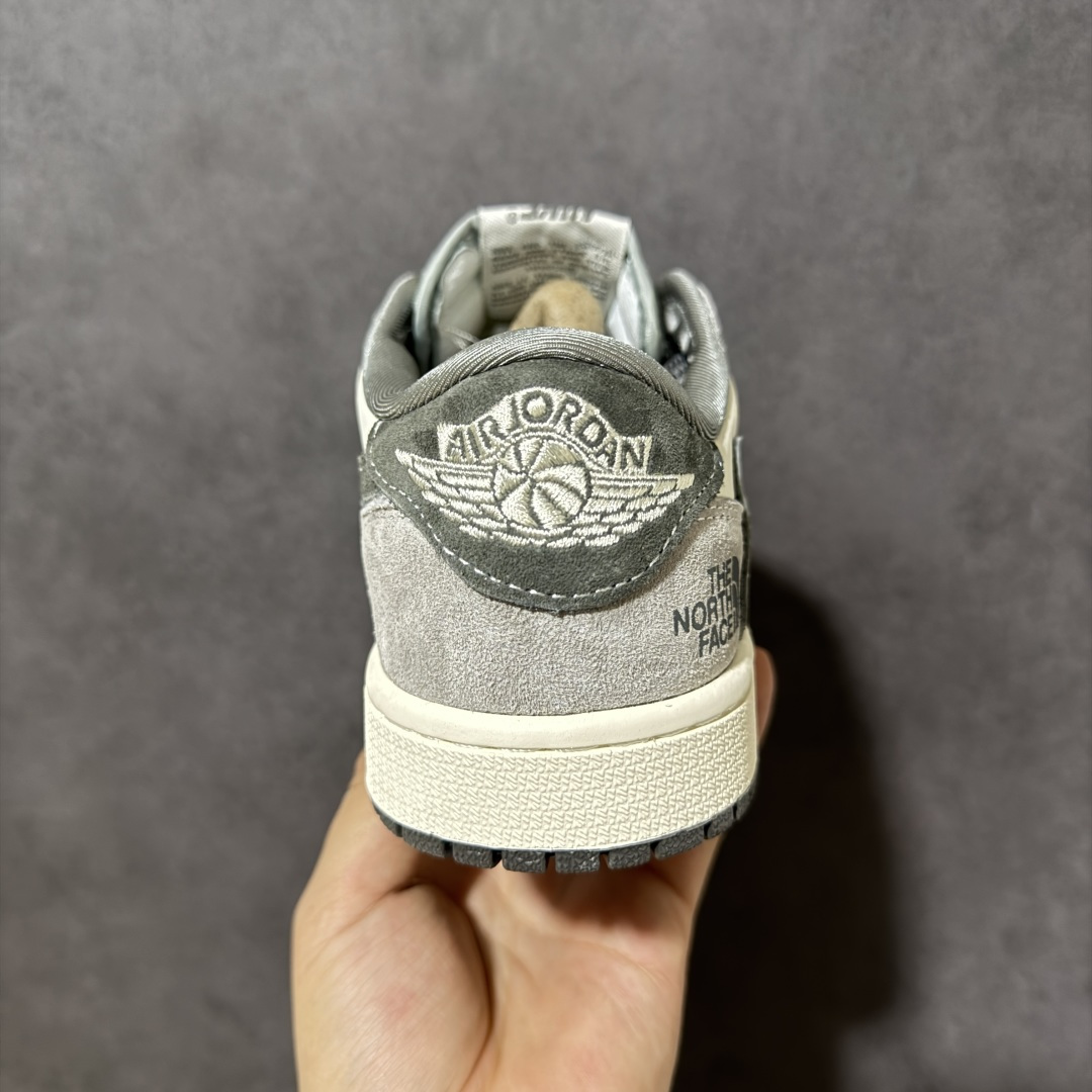 图片[4]-【定制版】Nike Air Jordan 1 x Travis Scott AJ1倒勾 乔一倒钩 ‘DIY’定制 耐克 低帮文化篮球鞋 完美品质出货 细节如图所示 鞋面切割工整 冲孔整齐干净 中底拉帮线 整体清洁度非常好 货号：XS2025-093 尺码：36 36.5 37.5 38 38.5 39 40 40.5 41 42 42.5 43 44 45-选品中心