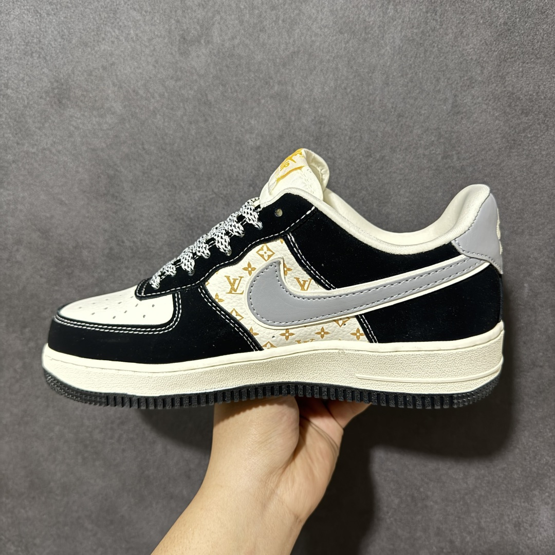 图片[2]-【定制版】黑金奢潮 街头王者 AIR FORCE 1 经典空军版型重塑奢潮基因，黑白撞色搭配LV老花印花与烫金标识，高级感拉满，灰色Swoosh与卡通细节点缀，打破沉闷更具辨识度。鞋面采用细腻皮革与翻毛皮拼接，质感扎实耐穿，Air Sole气垫加持脚感，日常通勤或街头出街都舒适稳当。可拆卸LV挂饰提升专属感，细节处处彰显品味，轻松适配各种穿搭风格，是潮人鞋柜必入的百搭利器。 货号：KL1688-006 尺码：36 36.5 37.5 38 38.5 39 40 40.5 41 42 42.5 43 44 44.5 45-选品中心