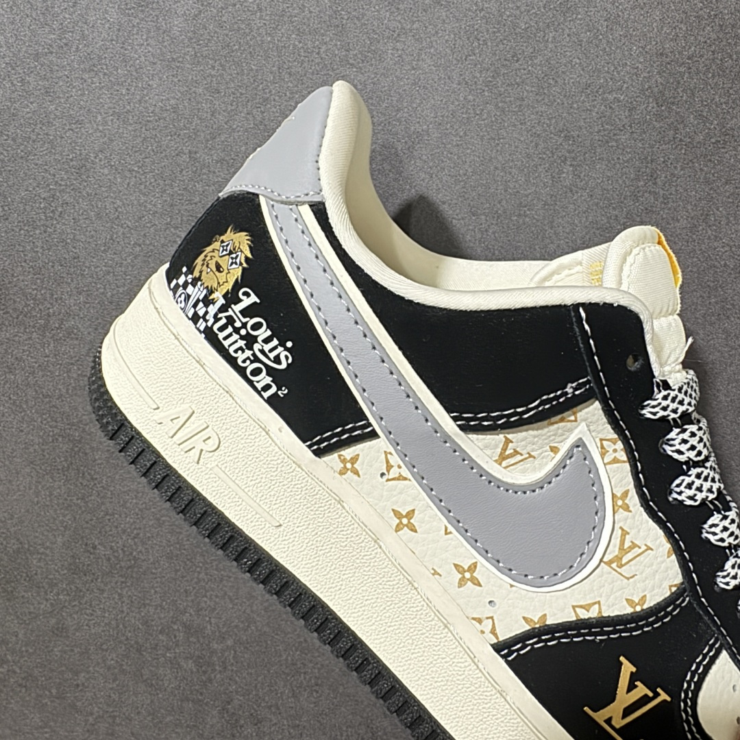 图片[8]-【定制版】黑金奢潮 街头王者 AIR FORCE 1 经典空军版型重塑奢潮基因，黑白撞色搭配LV老花印花与烫金标识，高级感拉满，灰色Swoosh与卡通细节点缀，打破沉闷更具辨识度。鞋面采用细腻皮革与翻毛皮拼接，质感扎实耐穿，Air Sole气垫加持脚感，日常通勤或街头出街都舒适稳当。可拆卸LV挂饰提升专属感，细节处处彰显品味，轻松适配各种穿搭风格，是潮人鞋柜必入的百搭利器。 货号：KL1688-006 尺码：36 36.5 37.5 38 38.5 39 40 40.5 41 42 42.5 43 44 44.5 45-选品中心