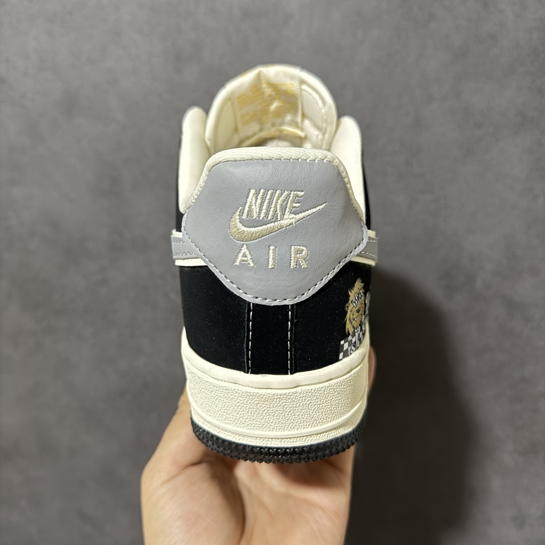 图片[4]-【定制版】黑金奢潮 街头王者 AIR FORCE 1 经典空军版型重塑奢潮基因，黑白撞色搭配LV老花印花与烫金标识，高级感拉满，灰色Swoosh与卡通细节点缀，打破沉闷更具辨识度。鞋面采用细腻皮革与翻毛皮拼接，质感扎实耐穿，Air Sole气垫加持脚感，日常通勤或街头出街都舒适稳当。可拆卸LV挂饰提升专属感，细节处处彰显品味，轻松适配各种穿搭风格，是潮人鞋柜必入的百搭利器。 货号：KL1688-006 尺码：36 36.5 37.5 38 38.5 39 40 40.5 41 42 42.5 43 44 44.5 45-选品中心