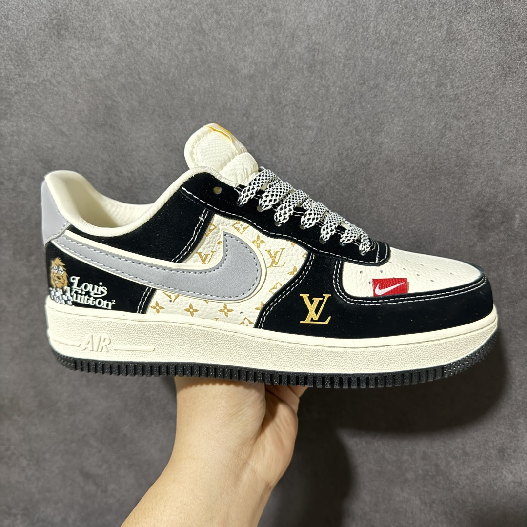 【定制版】黑金奢潮 街头王者 AIR FORCE 1 经典空军版型重塑奢潮基因，黑白撞色搭配LV老花印花与烫金标识，高级感拉满，灰色Swoosh与卡通细节点缀，打破沉闷更具辨识度。鞋面采用细腻皮革与翻毛皮拼接，质感扎实耐穿，Air Sole气垫加持脚感，日常通勤或街头出街都舒适稳当。可拆卸LV挂饰提升专属感，细节处处彰显品味，轻松适配各种穿搭风格，是潮人鞋柜必入的百搭利器。 货号：KL1688-006 尺码：36 36.5 37.5 38 38.5 39 40 40.5 41 42 42.5 43 44 44.5 45-选品中心
