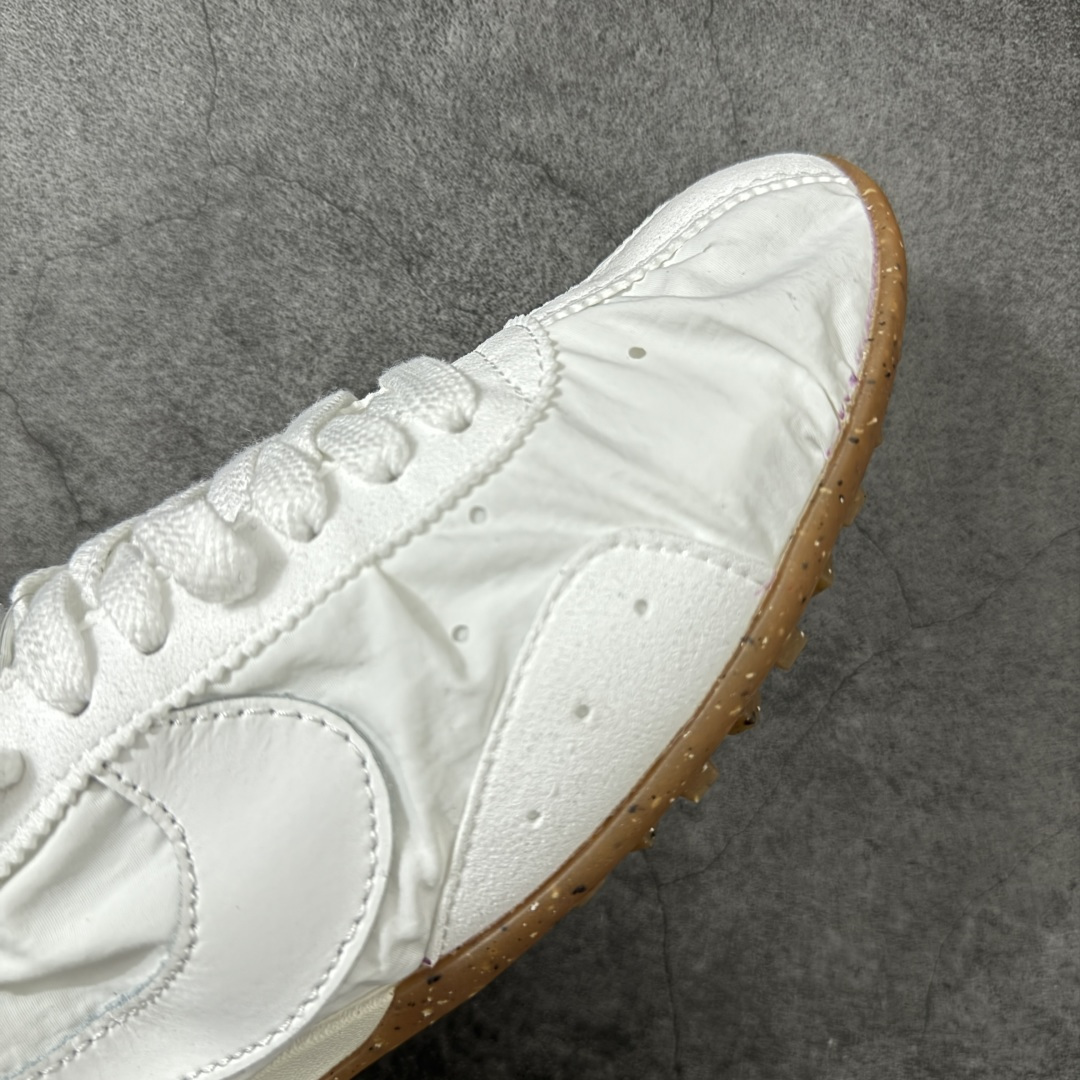 图片[6]-【正确版】Jacquemus x Nike Jacumoon 舒适 低帮生活休闲鞋 纯白色 货号：HV8547-002 正确升级版 配件齐全 目前市场最优品 Nike和Jacquemus再度联手 鞋型高度还原了元年版的复古轮廓 细节点上在终于原味的基础上于鞋口处加入了松紧带设计 提升了穿脱的便捷性与贴合度 鞋身两侧是宽大的复古 Swoosh，而鞋舌上则点缀着专属的JACQUEMUS 标记，彰显联名 尺码：35-45 全码出货-选品中心