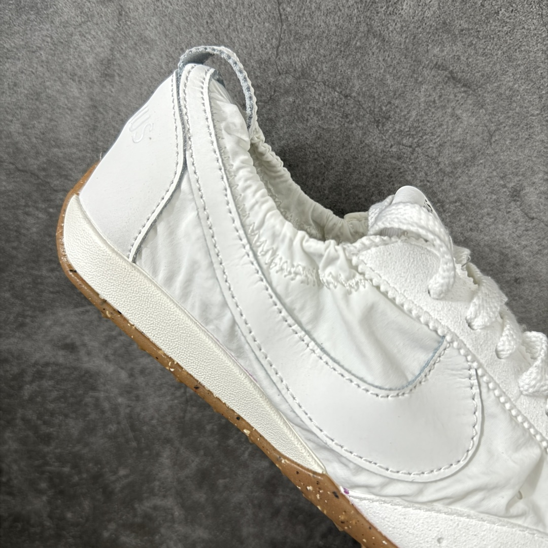 图片[7]-【正确版】Jacquemus x Nike Jacumoon 舒适 低帮生活休闲鞋 纯白色 货号：HV8547-002 正确升级版 配件齐全 目前市场最优品 Nike和Jacquemus再度联手 鞋型高度还原了元年版的复古轮廓 细节点上在终于原味的基础上于鞋口处加入了松紧带设计 提升了穿脱的便捷性与贴合度 鞋身两侧是宽大的复古 Swoosh，而鞋舌上则点缀着专属的JACQUEMUS 标记，彰显联名 尺码：35-45 全码出货-选品中心