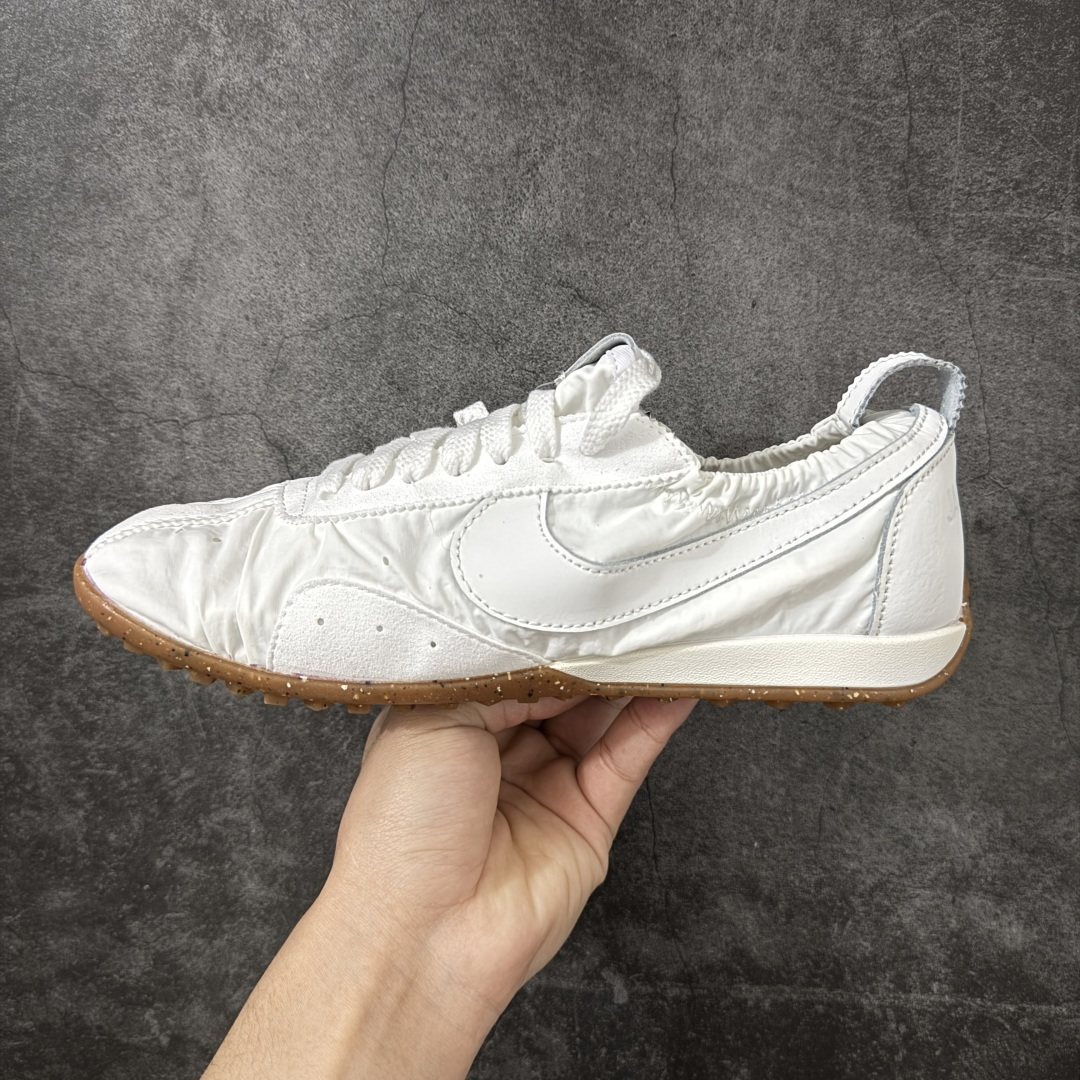 图片[2]-【正确版】Jacquemus x Nike Jacumoon 舒适 低帮生活休闲鞋 纯白色 货号：HV8547-002 正确升级版 配件齐全 目前市场最优品 Nike和Jacquemus再度联手 鞋型高度还原了元年版的复古轮廓 细节点上在终于原味的基础上于鞋口处加入了松紧带设计 提升了穿脱的便捷性与贴合度 鞋身两侧是宽大的复古 Swoosh，而鞋舌上则点缀着专属的JACQUEMUS 标记，彰显联名 尺码：35-45 全码出货-选品中心