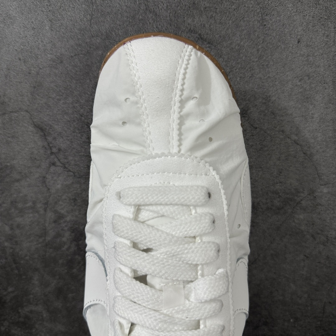 图片[5]-【正确版】Jacquemus x Nike Jacumoon 舒适 低帮生活休闲鞋 纯白色 货号：HV8547-002 正确升级版 配件齐全 目前市场最优品 Nike和Jacquemus再度联手 鞋型高度还原了元年版的复古轮廓 细节点上在终于原味的基础上于鞋口处加入了松紧带设计 提升了穿脱的便捷性与贴合度 鞋身两侧是宽大的复古 Swoosh，而鞋舌上则点缀着专属的JACQUEMUS 标记，彰显联名 尺码：35-45 全码出货-选品中心