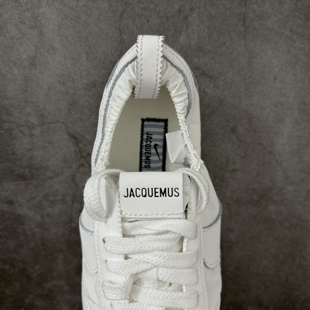 图片[8]-【正确版】Jacquemus x Nike Jacumoon 舒适 低帮生活休闲鞋 纯白色 货号：HV8547-002 正确升级版 配件齐全 目前市场最优品 Nike和Jacquemus再度联手 鞋型高度还原了元年版的复古轮廓 细节点上在终于原味的基础上于鞋口处加入了松紧带设计 提升了穿脱的便捷性与贴合度 鞋身两侧是宽大的复古 Swoosh，而鞋舌上则点缀着专属的JACQUEMUS 标记，彰显联名 尺码：35-45 全码出货-选品中心