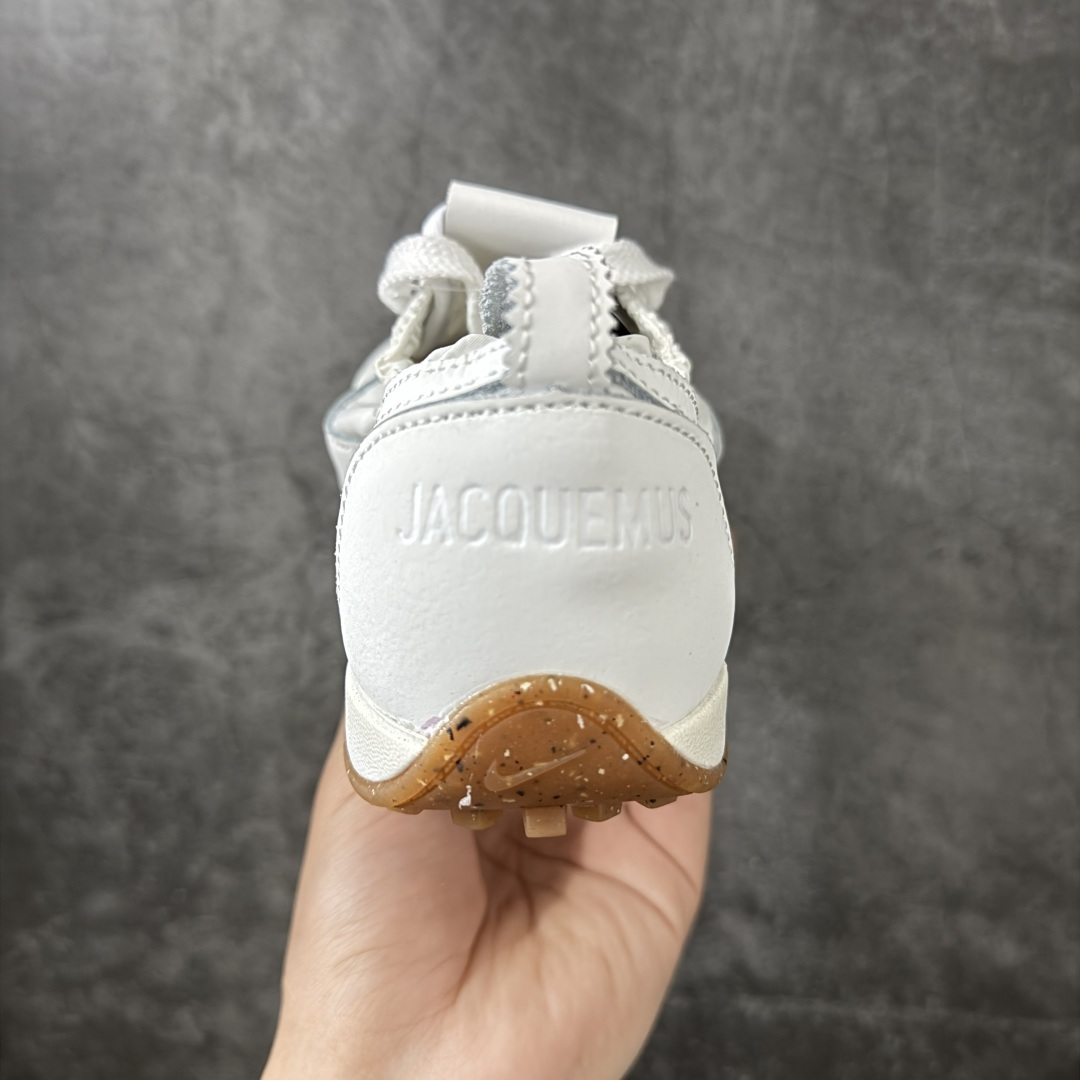 图片[4]-【正确版】Jacquemus x Nike Jacumoon 舒适 低帮生活休闲鞋 纯白色 货号：HV8547-002 正确升级版 配件齐全 目前市场最优品 Nike和Jacquemus再度联手 鞋型高度还原了元年版的复古轮廓 细节点上在终于原味的基础上于鞋口处加入了松紧带设计 提升了穿脱的便捷性与贴合度 鞋身两侧是宽大的复古 Swoosh，而鞋舌上则点缀着专属的JACQUEMUS 标记，彰显联名 尺码：35-45 全码出货-选品中心