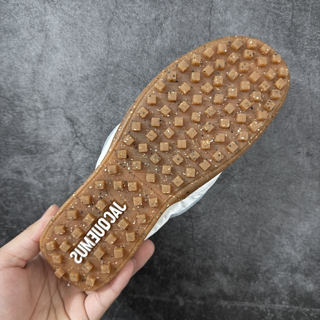 图片[9]-【正确版】Jacquemus x Nike Jacumoon 舒适 低帮生活休闲鞋 纯白色 货号：HV8547-002 正确升级版 配件齐全 目前市场最优品 Nike和Jacquemus再度联手 鞋型高度还原了元年版的复古轮廓 细节点上在终于原味的基础上于鞋口处加入了松紧带设计 提升了穿脱的便捷性与贴合度 鞋身两侧是宽大的复古 Swoosh，而鞋舌上则点缀着专属的JACQUEMUS 标记，彰显联名 尺码：35-45 全码出货-选品中心