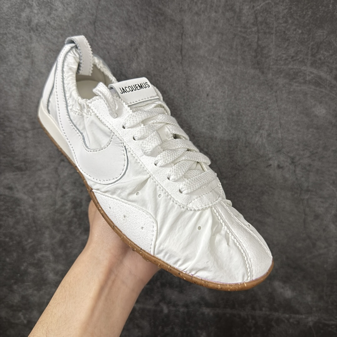 图片[3]-【正确版】Jacquemus x Nike Jacumoon 舒适 低帮生活休闲鞋 纯白色 货号：HV8547-002 正确升级版 配件齐全 目前市场最优品 Nike和Jacquemus再度联手 鞋型高度还原了元年版的复古轮廓 细节点上在终于原味的基础上于鞋口处加入了松紧带设计 提升了穿脱的便捷性与贴合度 鞋身两侧是宽大的复古 Swoosh，而鞋舌上则点缀着专属的JACQUEMUS 标记，彰显联名 尺码：35-45 全码出货-选品中心