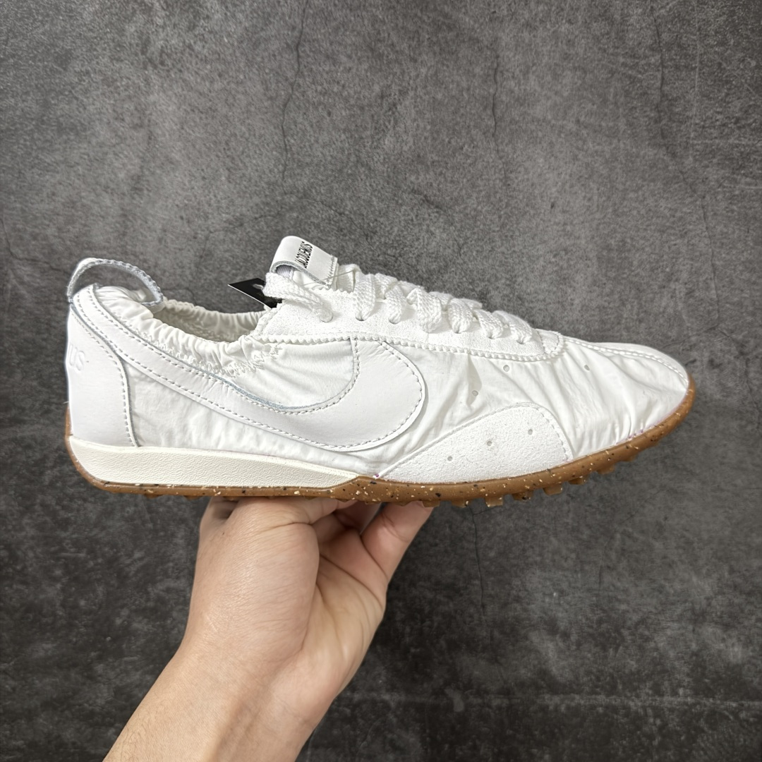 【正确版】Jacquemus x Nike Jacumoon 舒适 低帮生活休闲鞋 纯白色 货号：HV8547-002 正确升级版 配件齐全 目前市场最优品 Nike和Jacquemus再度联手 鞋型高度还原了元年版的复古轮廓 细节点上在终于原味的基础上于鞋口处加入了松紧带设计 提升了穿脱的便捷性与贴合度 鞋身两侧是宽大的复古 Swoosh，而鞋舌上则点缀着专属的JACQUEMUS 标记，彰显联名 尺码：35-45 全码出货-选品中心