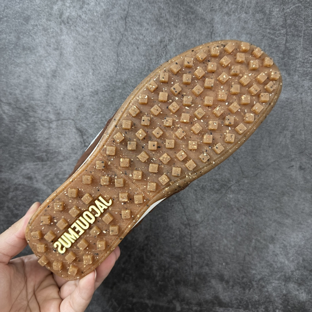 图片[9]-【正确版】Jacquemus x Nike Jacumoon 舒适 低帮生活休闲鞋 棕白色 货号：HV8547-200 正确升级版 配件齐全 目前市场最优品 Nike和Jacquemus再度联手 鞋型高度还原了元年版的复古轮廓 细节点上在终于原味的基础上于鞋口处加入了松紧带设计 提升了穿脱的便捷性与贴合度 鞋身两侧是宽大的复古 Swoosh，而鞋舌上则点缀着专属的JACQUEMUS 标记，彰显联名 尺码：35-45 全码出货-选品中心