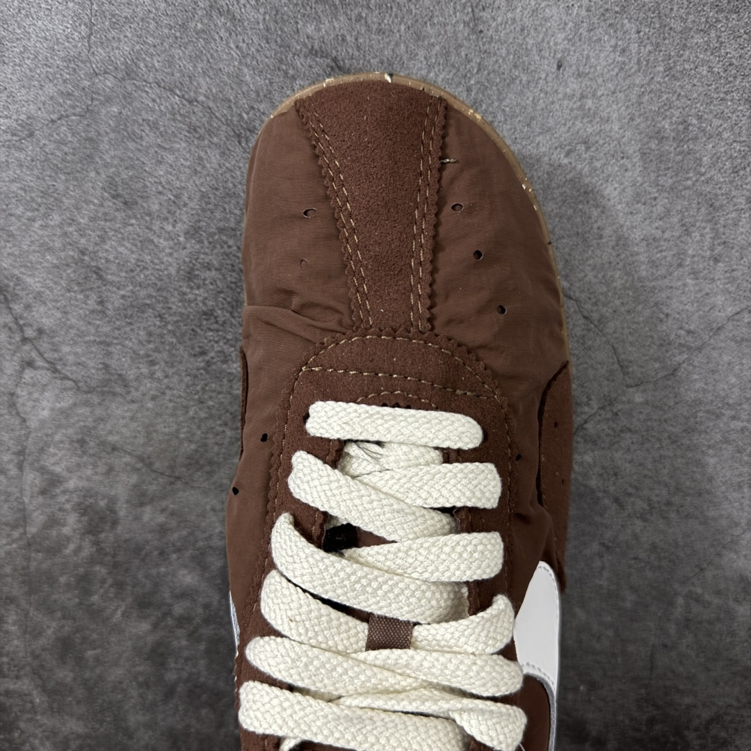 图片[5]-【正确版】Jacquemus x Nike Jacumoon 舒适 低帮生活休闲鞋 棕白色 货号：HV8547-200 正确升级版 配件齐全 目前市场最优品 Nike和Jacquemus再度联手 鞋型高度还原了元年版的复古轮廓 细节点上在终于原味的基础上于鞋口处加入了松紧带设计 提升了穿脱的便捷性与贴合度 鞋身两侧是宽大的复古 Swoosh，而鞋舌上则点缀着专属的JACQUEMUS 标记，彰显联名 尺码：35-45 全码出货-选品中心