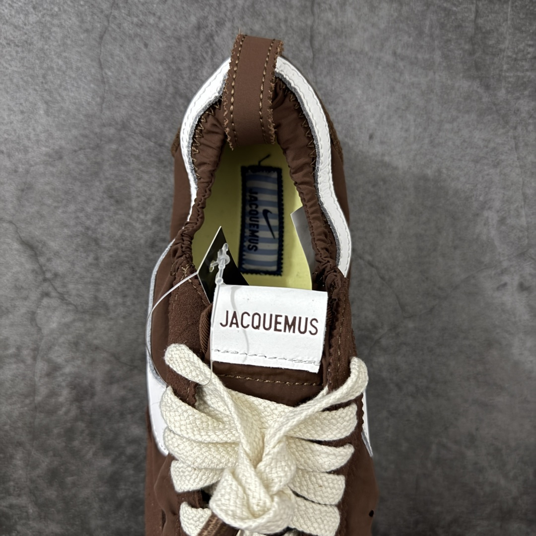 图片[8]-【正确版】Jacquemus x Nike Jacumoon 舒适 低帮生活休闲鞋 棕白色 货号：HV8547-200 正确升级版 配件齐全 目前市场最优品 Nike和Jacquemus再度联手 鞋型高度还原了元年版的复古轮廓 细节点上在终于原味的基础上于鞋口处加入了松紧带设计 提升了穿脱的便捷性与贴合度 鞋身两侧是宽大的复古 Swoosh，而鞋舌上则点缀着专属的JACQUEMUS 标记，彰显联名 尺码：35-45 全码出货-选品中心