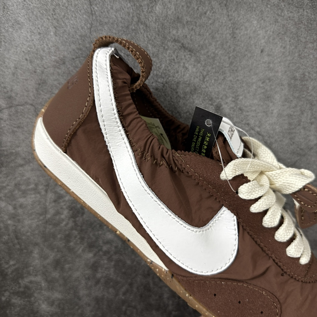 图片[7]-【正确版】Jacquemus x Nike Jacumoon 舒适 低帮生活休闲鞋 棕白色 货号：HV8547-200 正确升级版 配件齐全 目前市场最优品 Nike和Jacquemus再度联手 鞋型高度还原了元年版的复古轮廓 细节点上在终于原味的基础上于鞋口处加入了松紧带设计 提升了穿脱的便捷性与贴合度 鞋身两侧是宽大的复古 Swoosh，而鞋舌上则点缀着专属的JACQUEMUS 标记，彰显联名 尺码：35-45 全码出货-选品中心